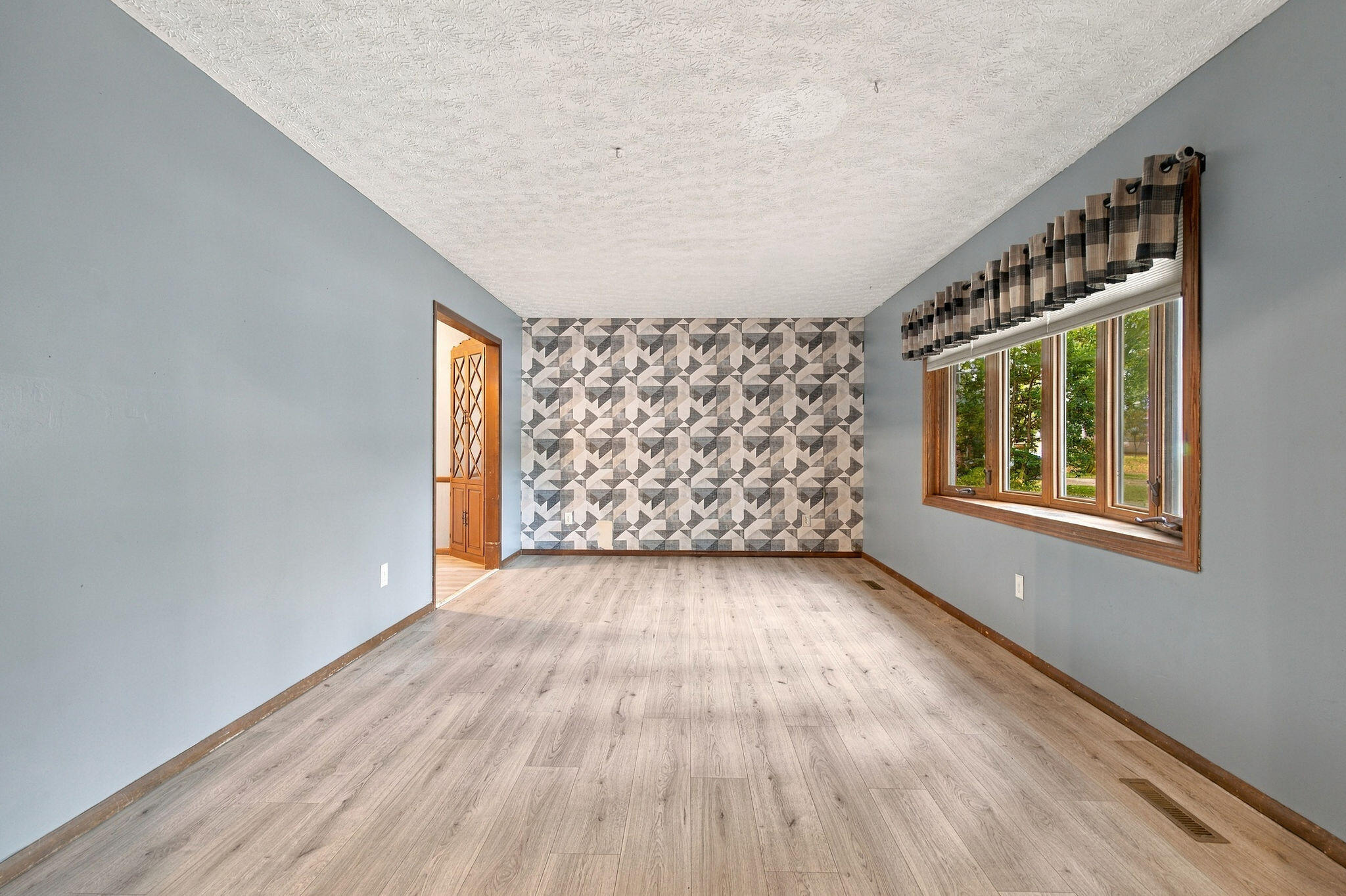 2924 South Chambery Avenue Property Photo 7