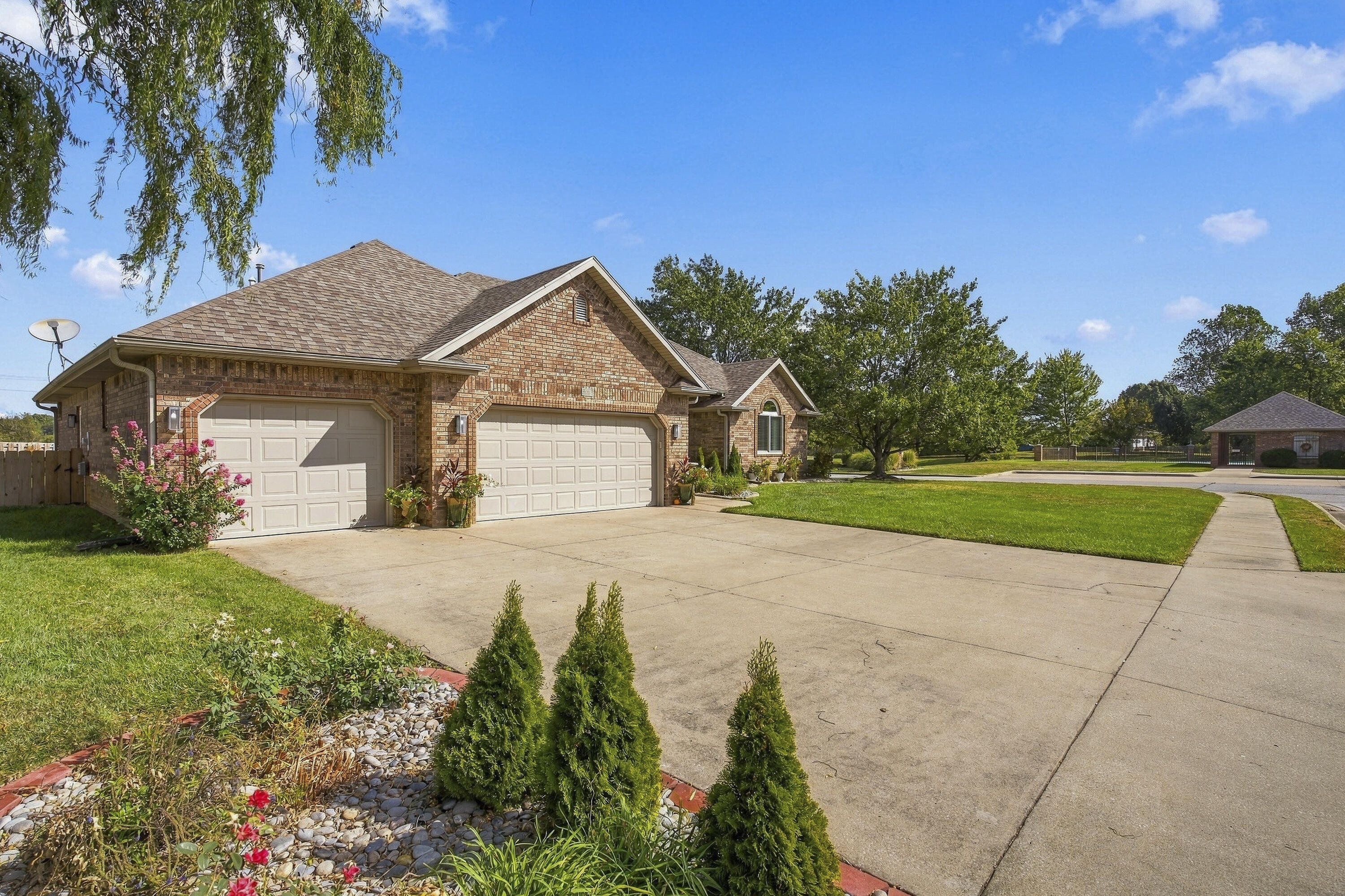 909 Glacier Court Property Photo 2