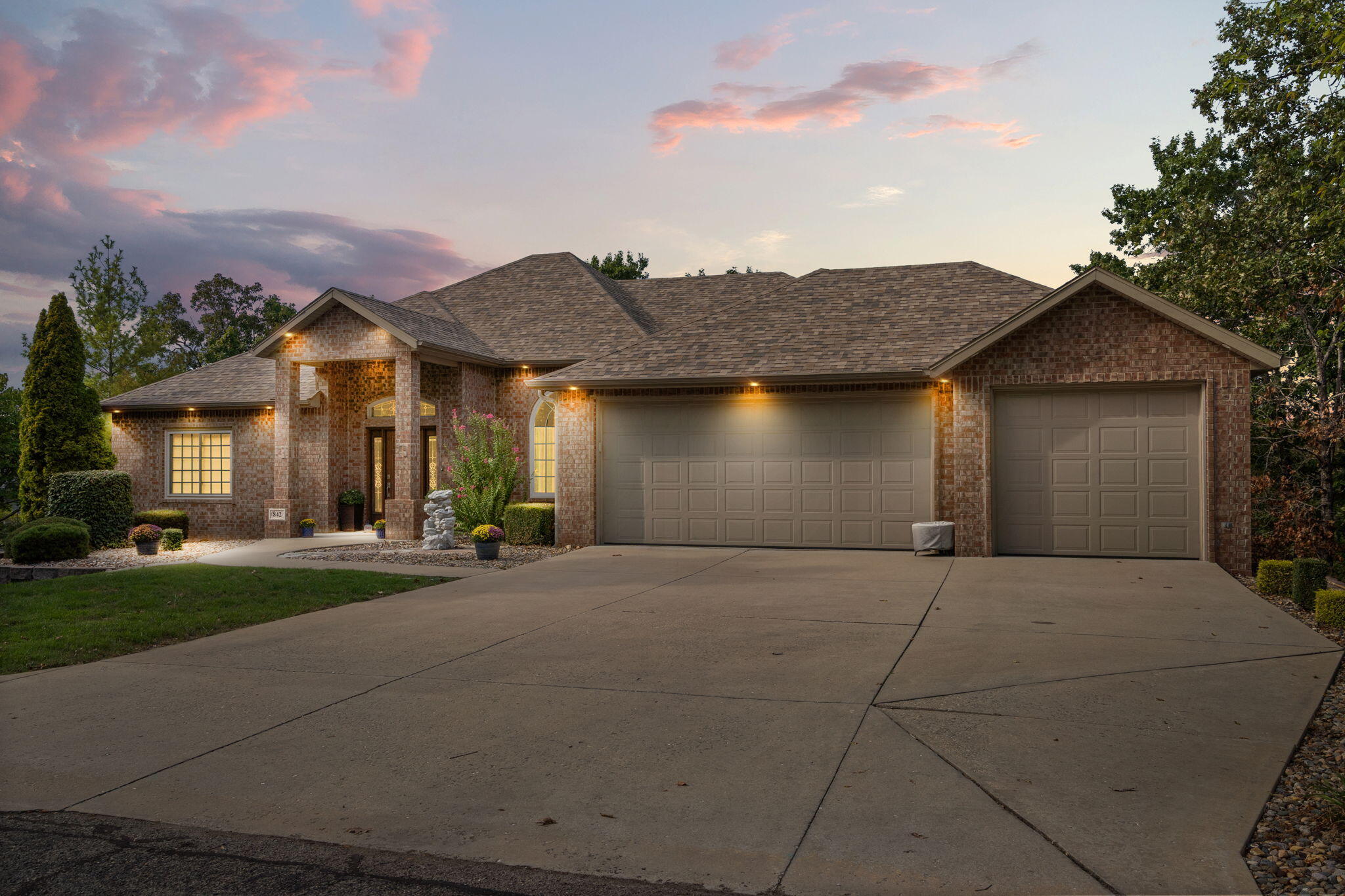 842 Silver Cliff Way Property Photo 2