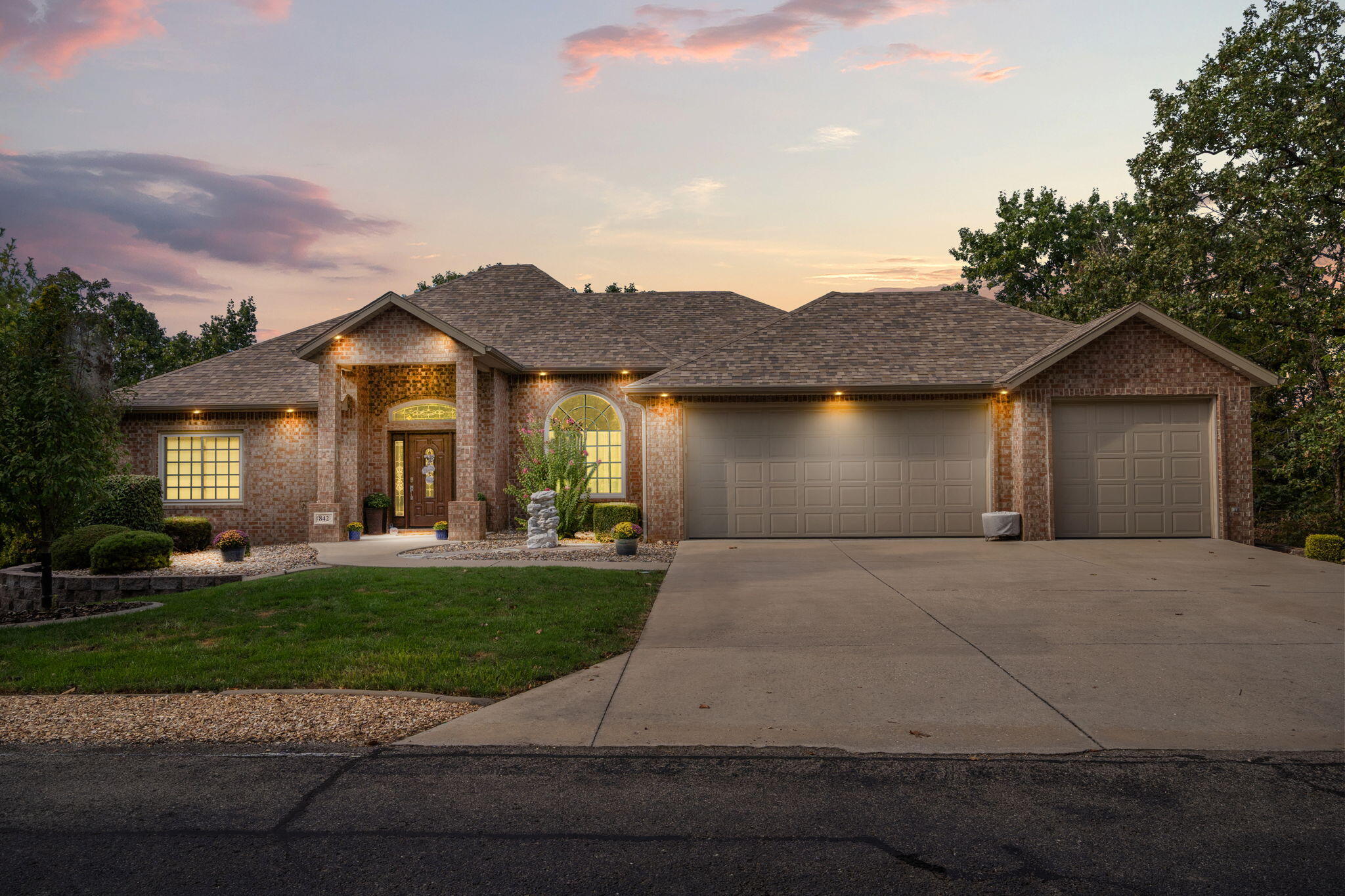 842 Silver Cliff Way Property Photo 4