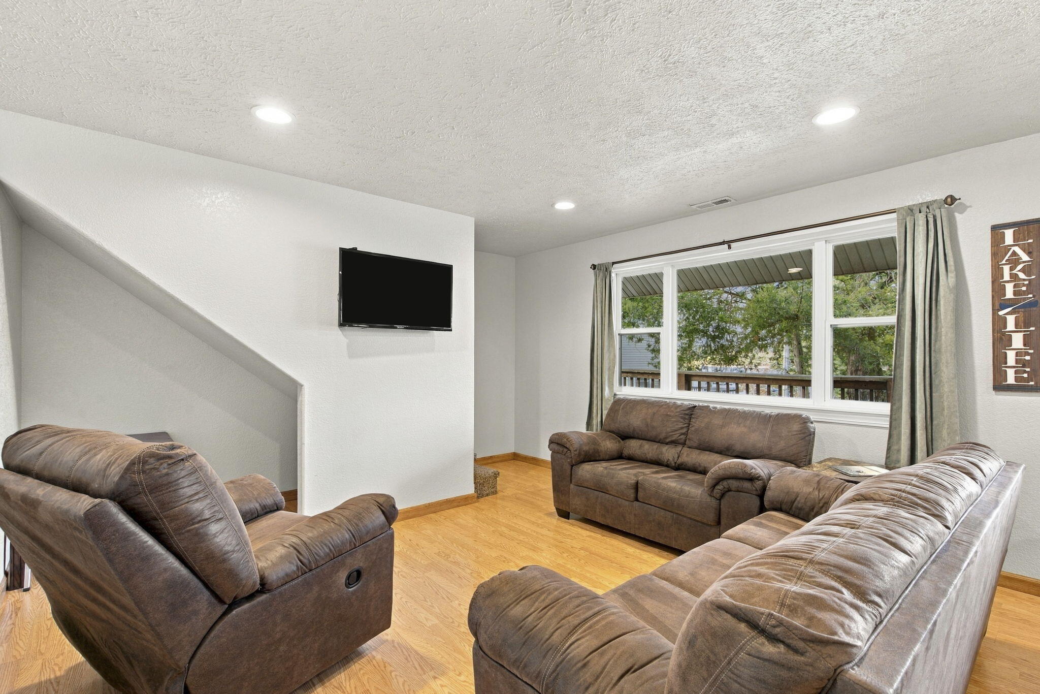 423 & 425 Eagle Drive Property Photo 3