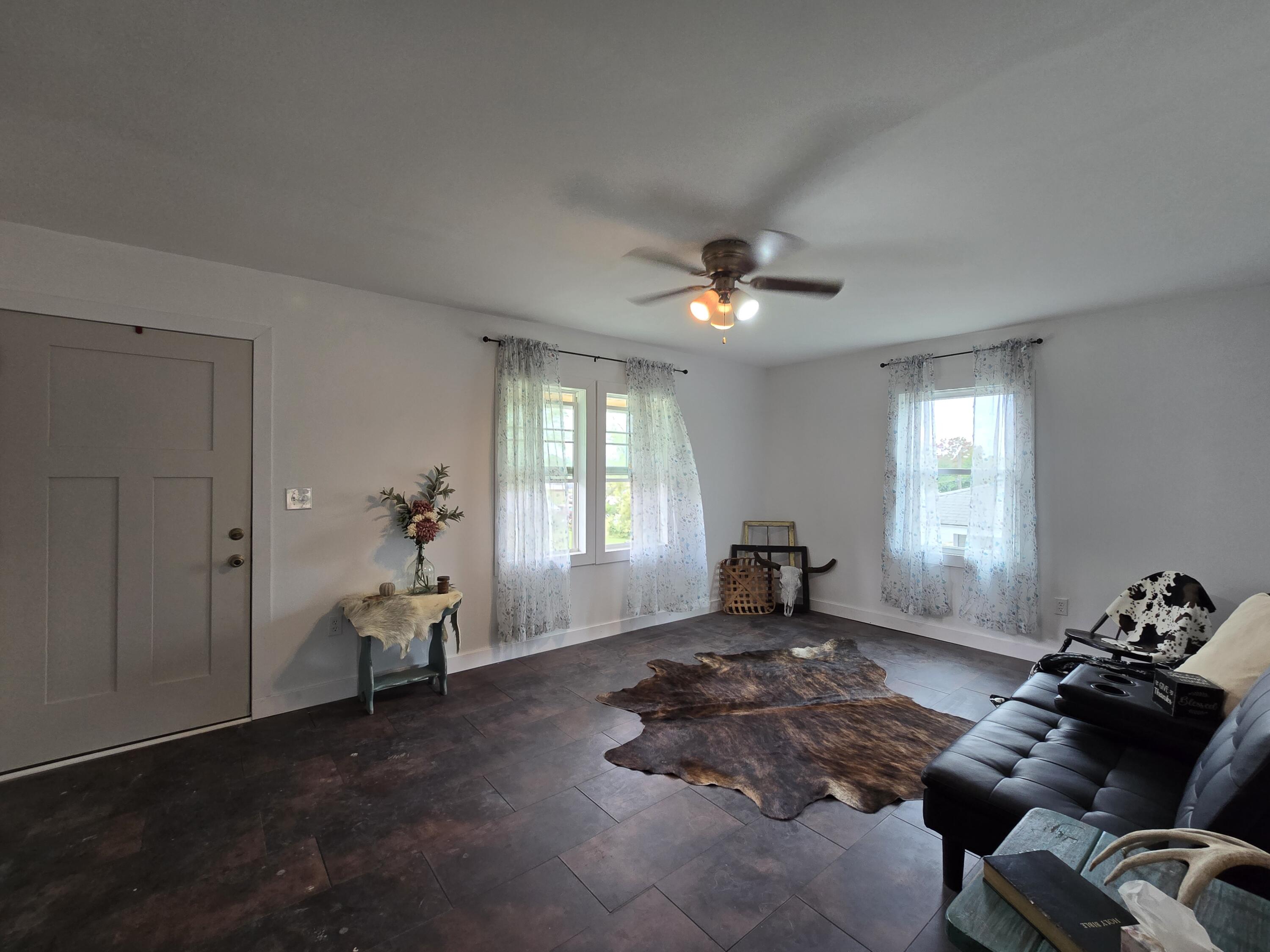 202 East Grand Avenue Property Photo 12