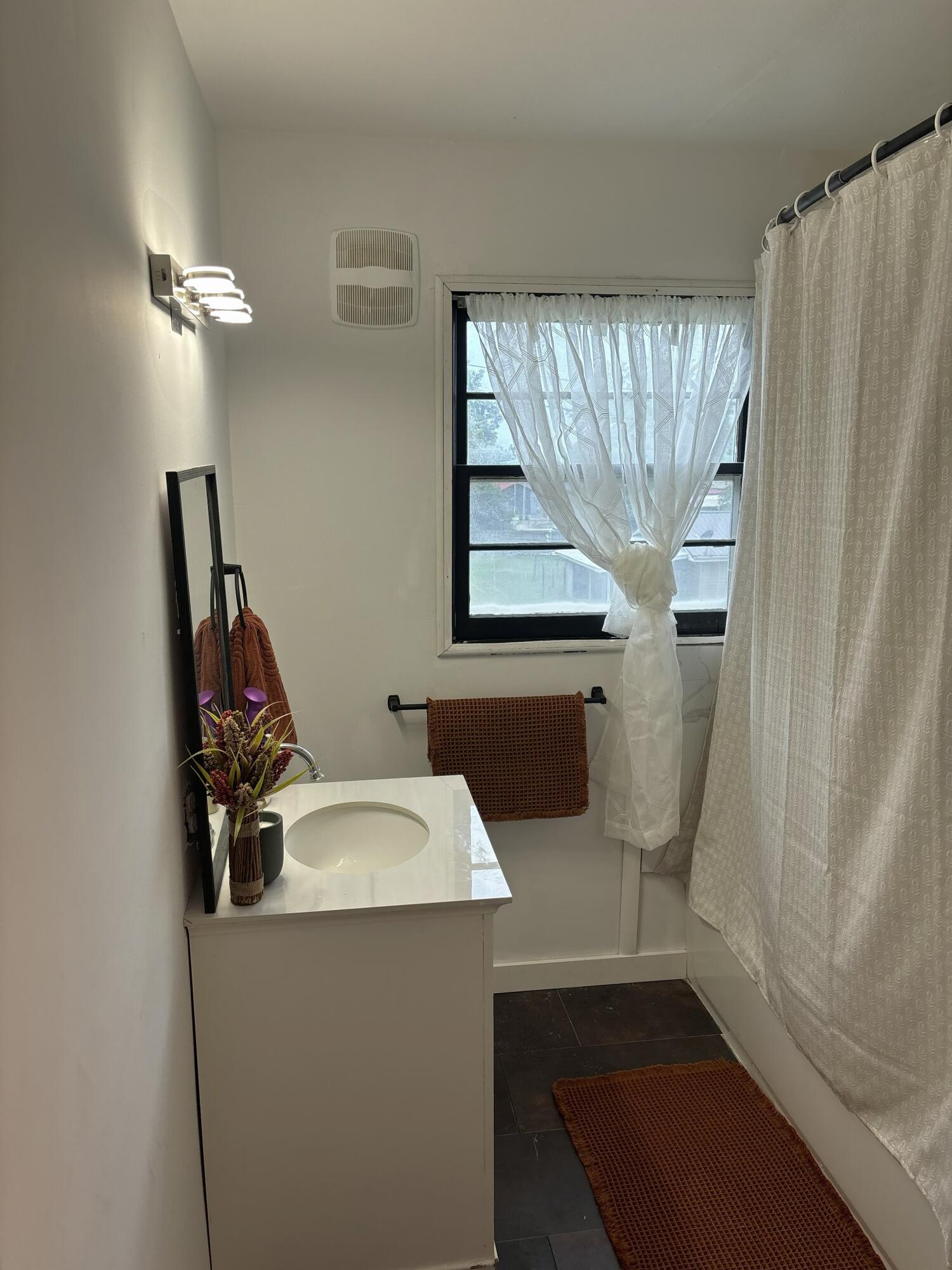 202 East Grand Avenue Property Photo 32