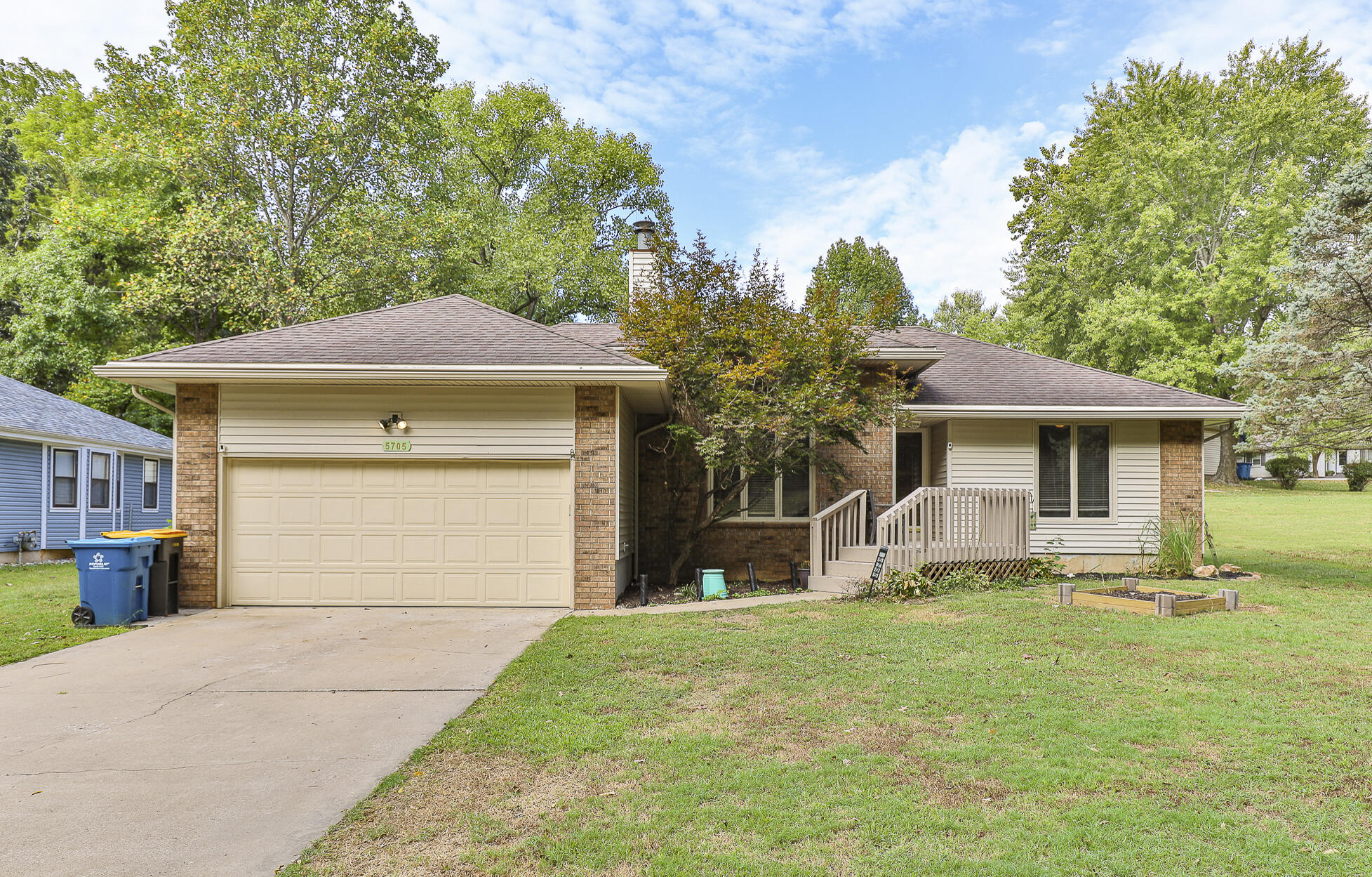 5705 South Honeysuckle Lane Property Photo 1