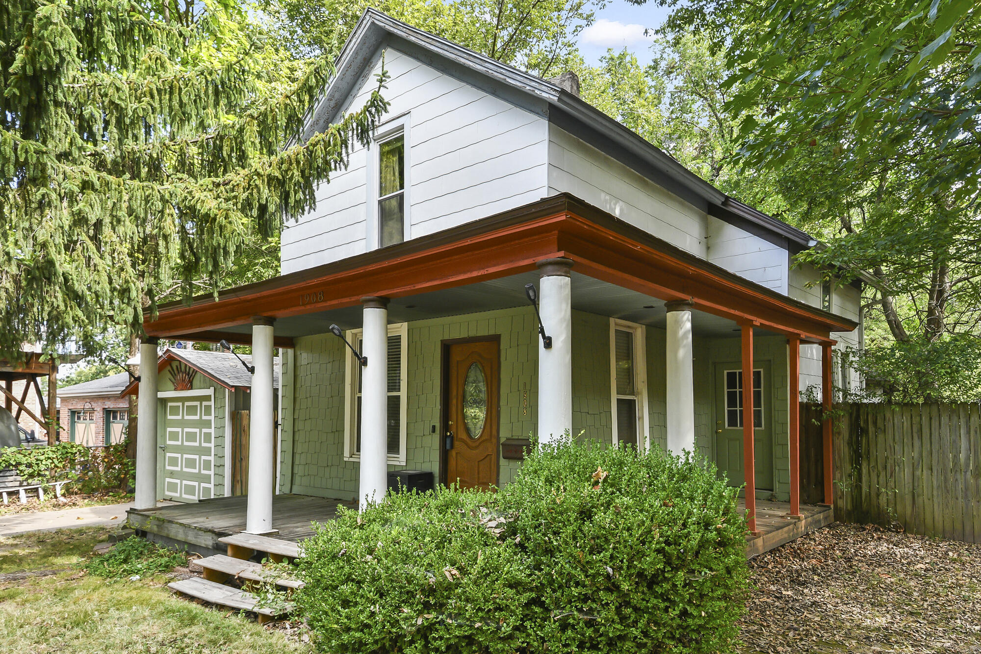 1908 North Robberson Avenue Property Photo 1