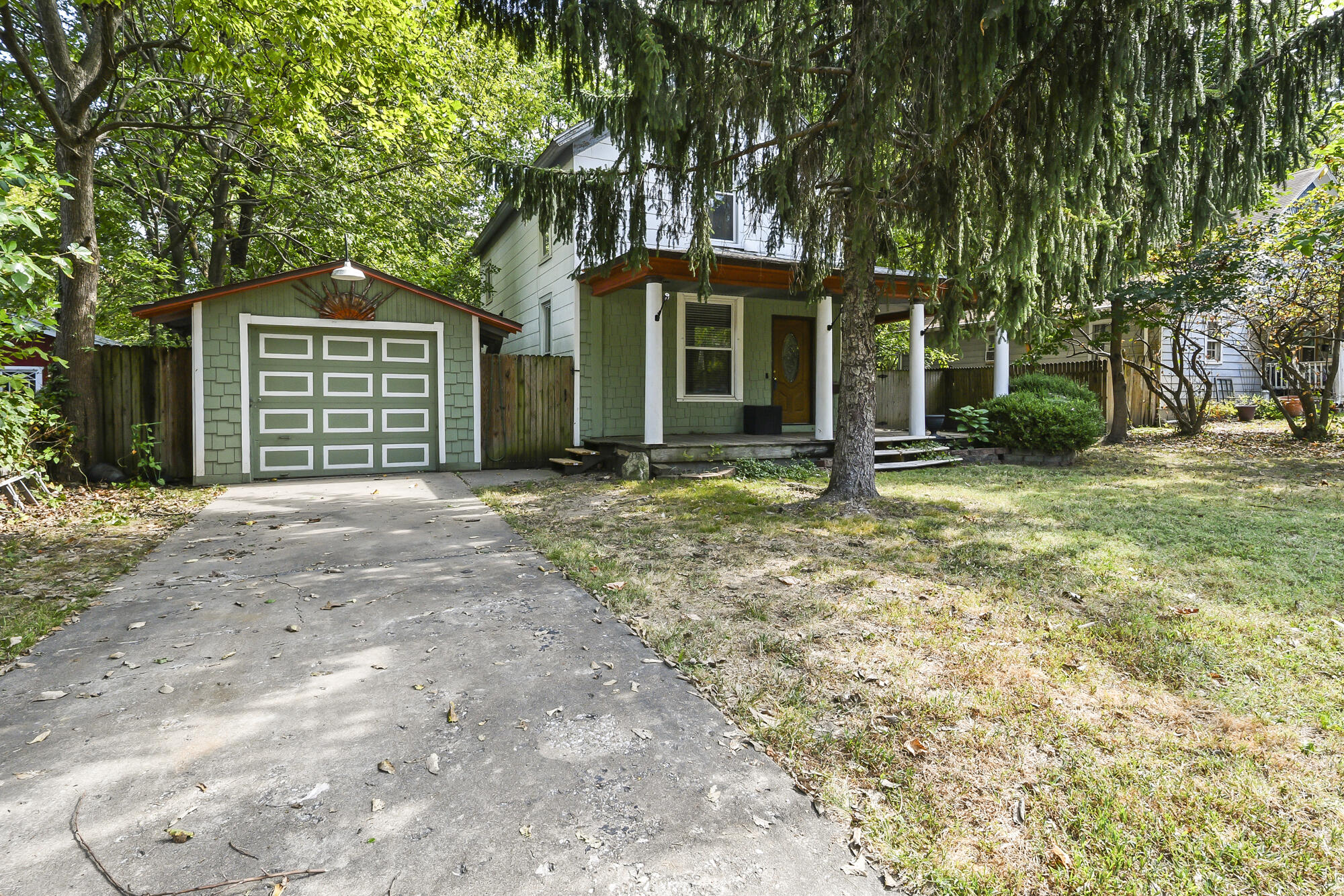 1908 North Robberson Avenue Property Photo 3