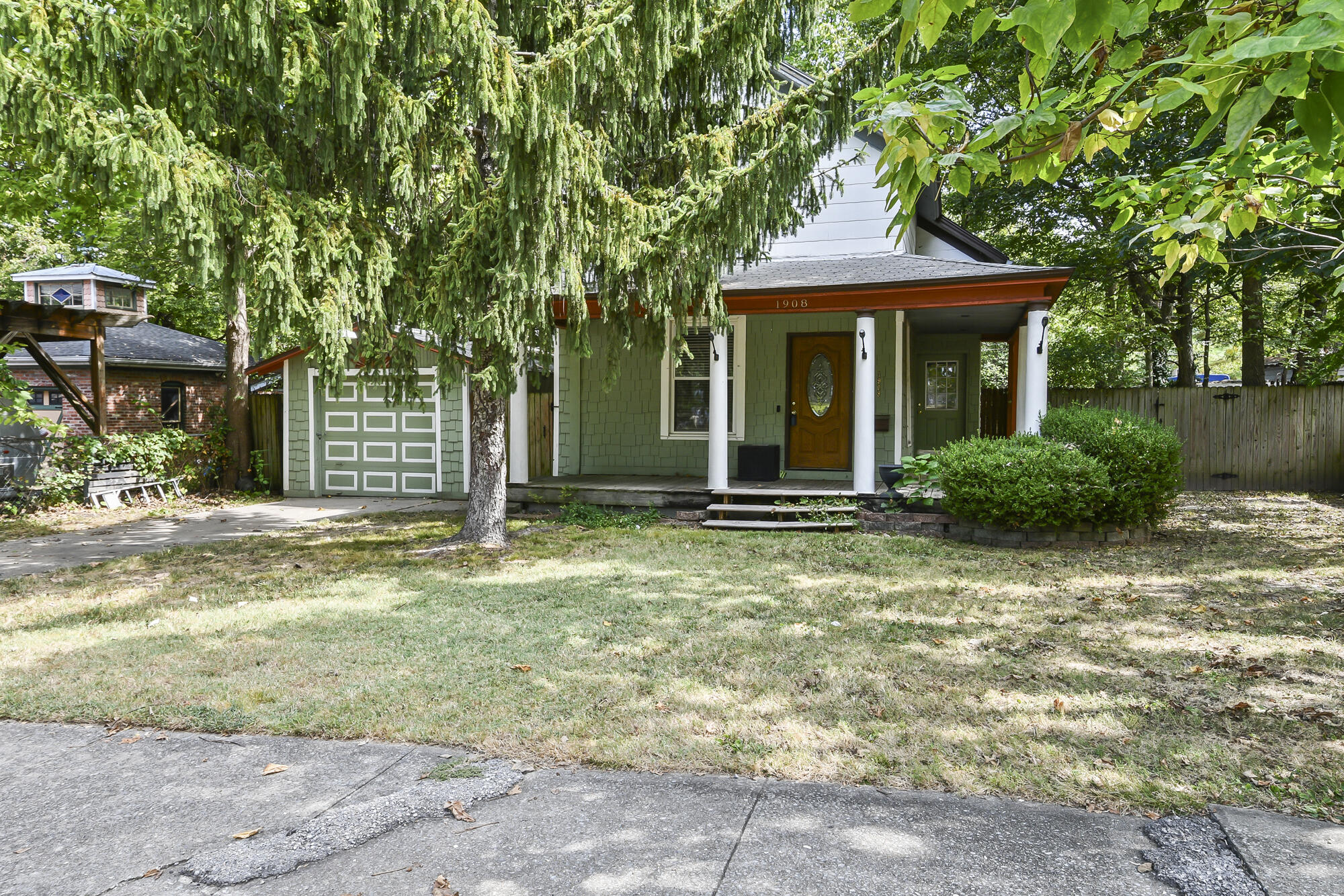 1908 North Robberson Avenue Property Photo 4