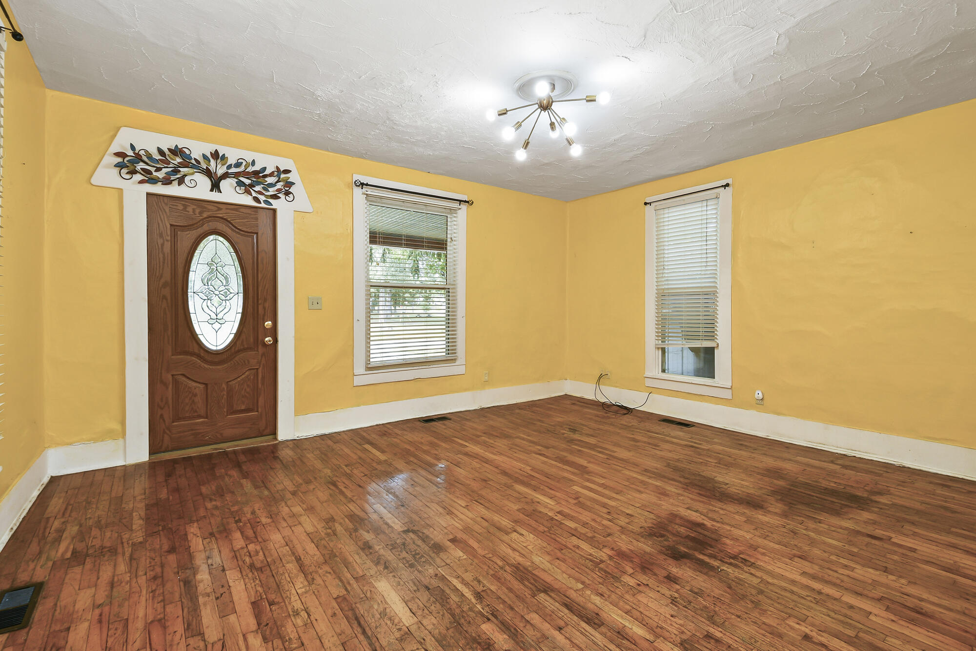 1908 North Robberson Avenue Property Photo 9