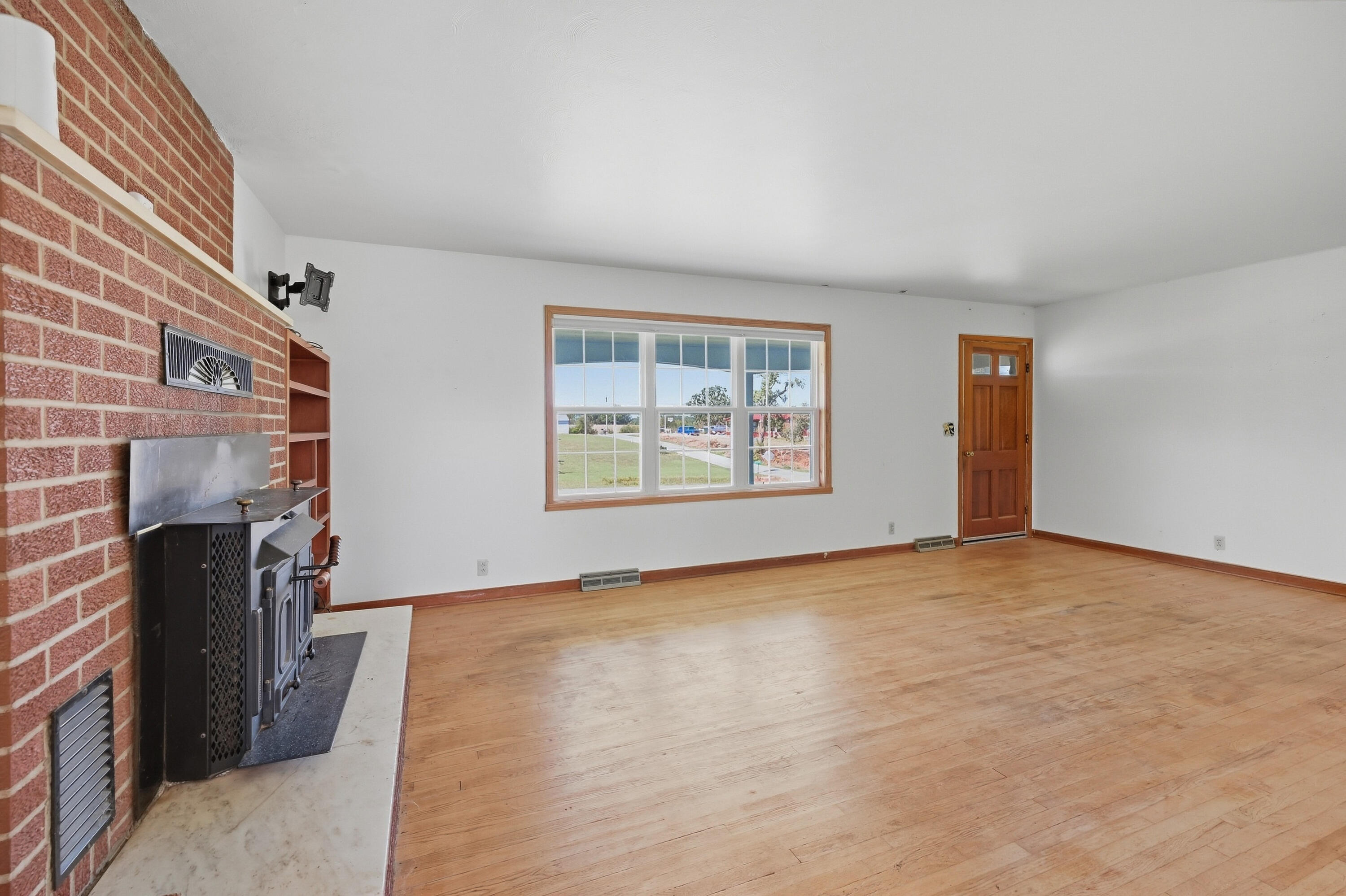 18059 Highway O Property Photo 4