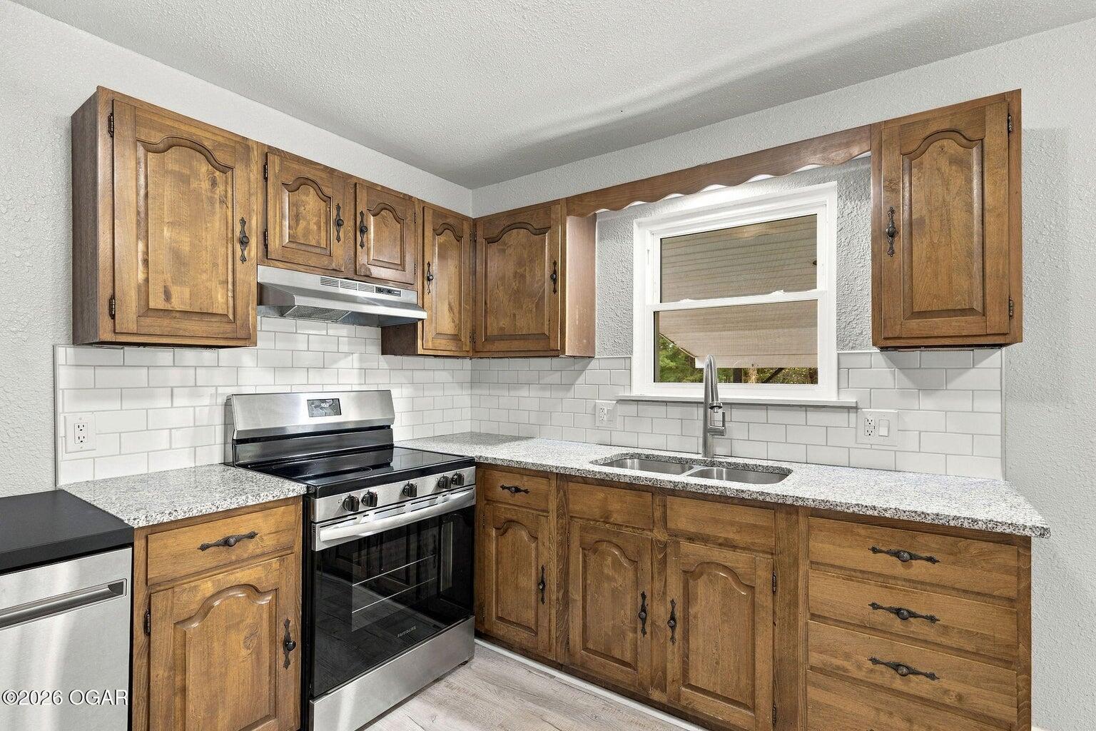 883 Lark Road Property Photo 10