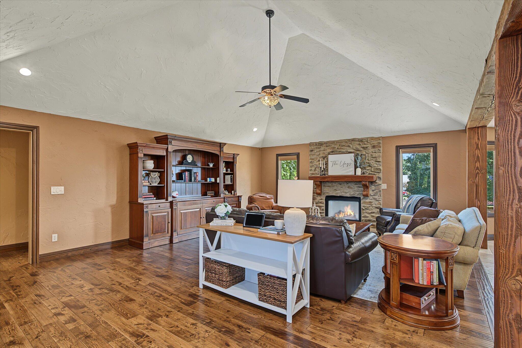 6202 South Meadowview Drive Property Photo 8