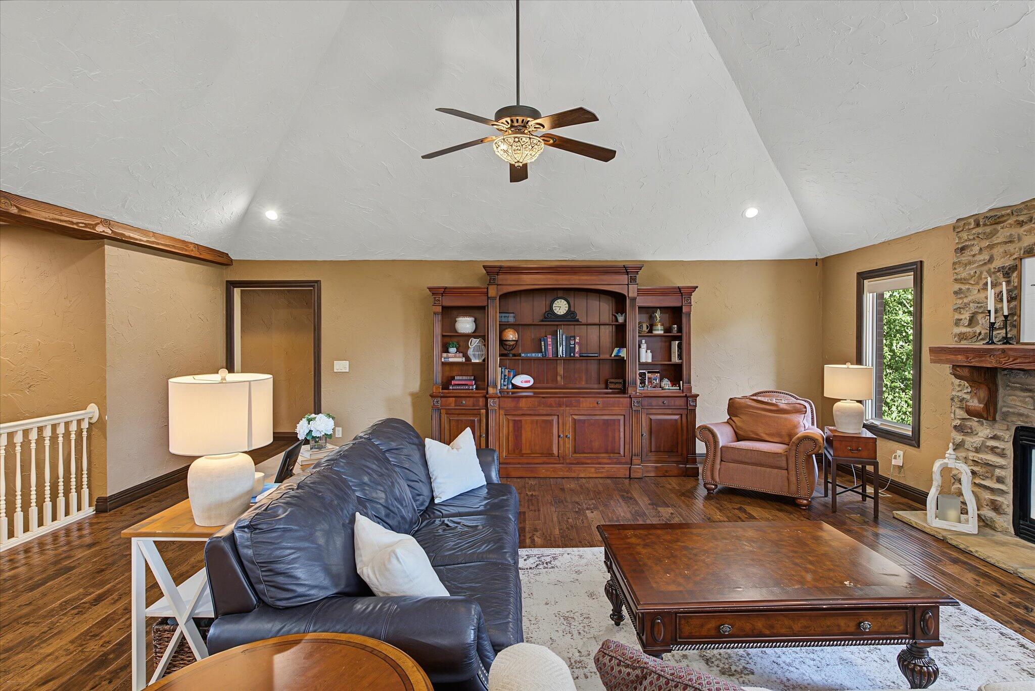 6202 South Meadowview Drive Property Photo 11