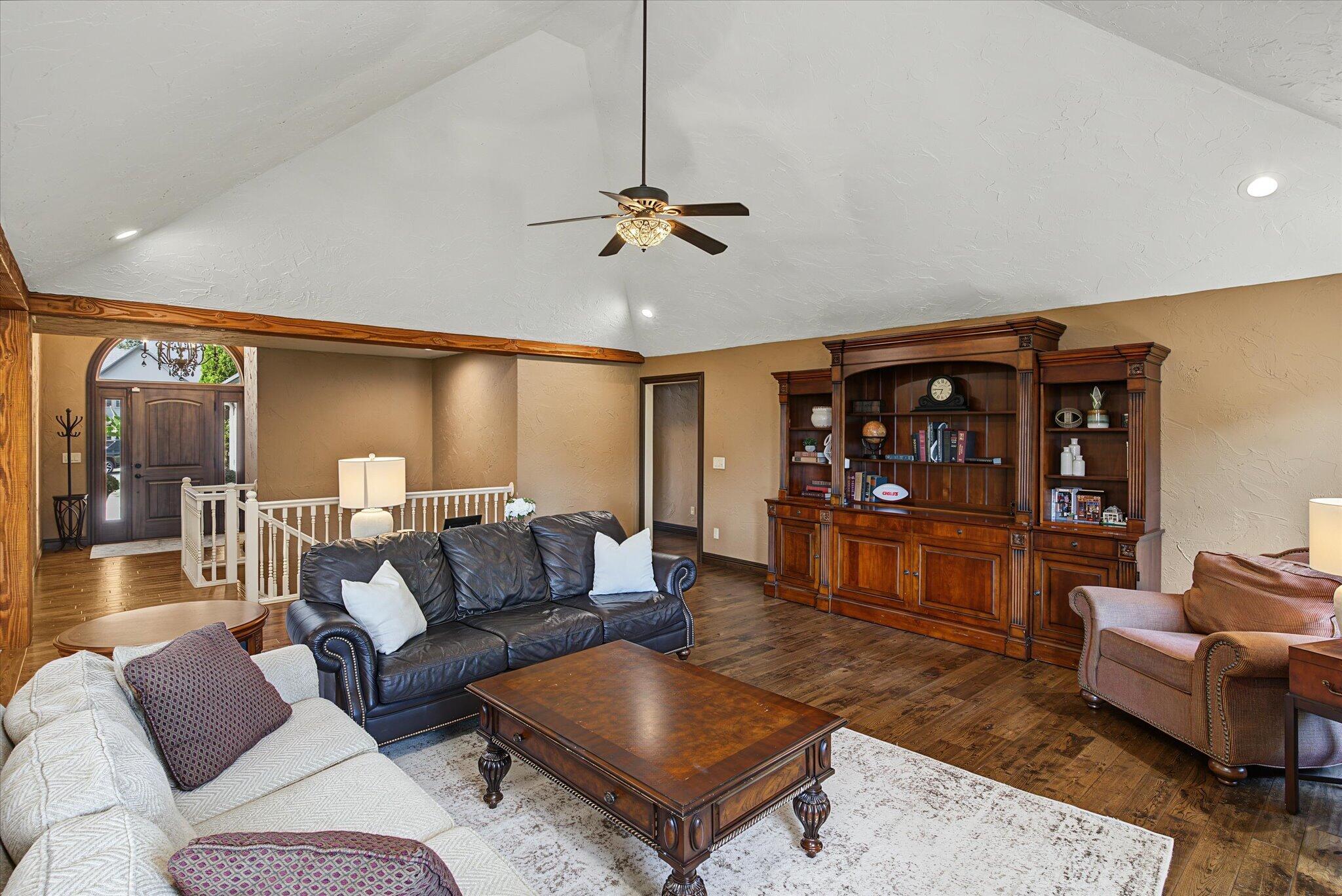 6202 South Meadowview Drive Property Photo 12