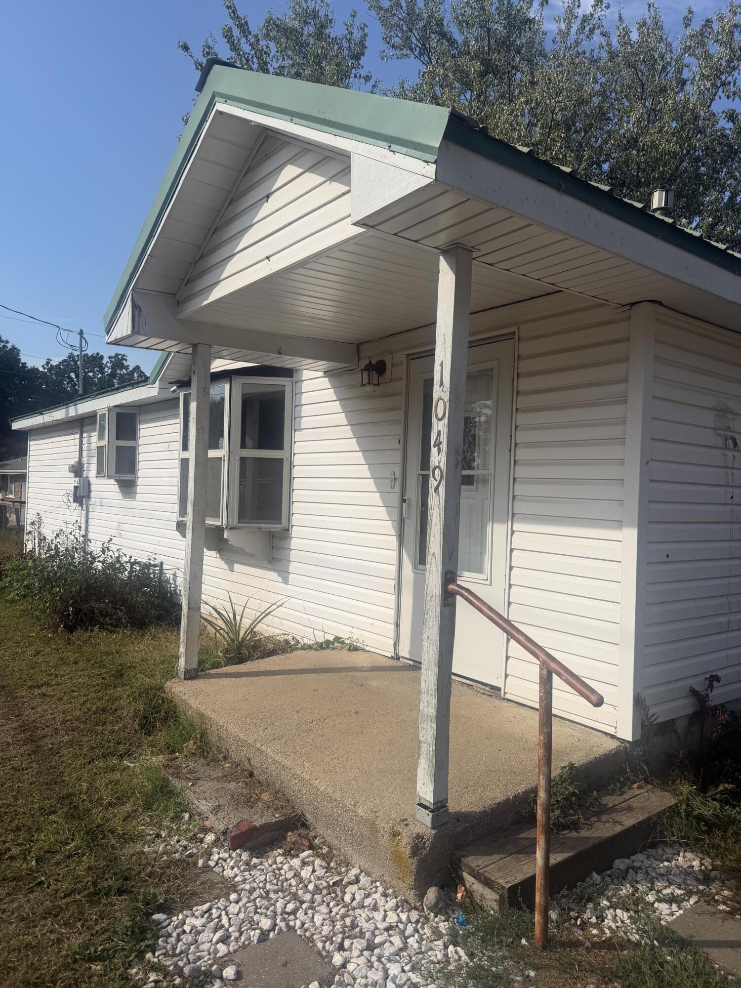 1049 South Hudson Avenue Property Photo 2