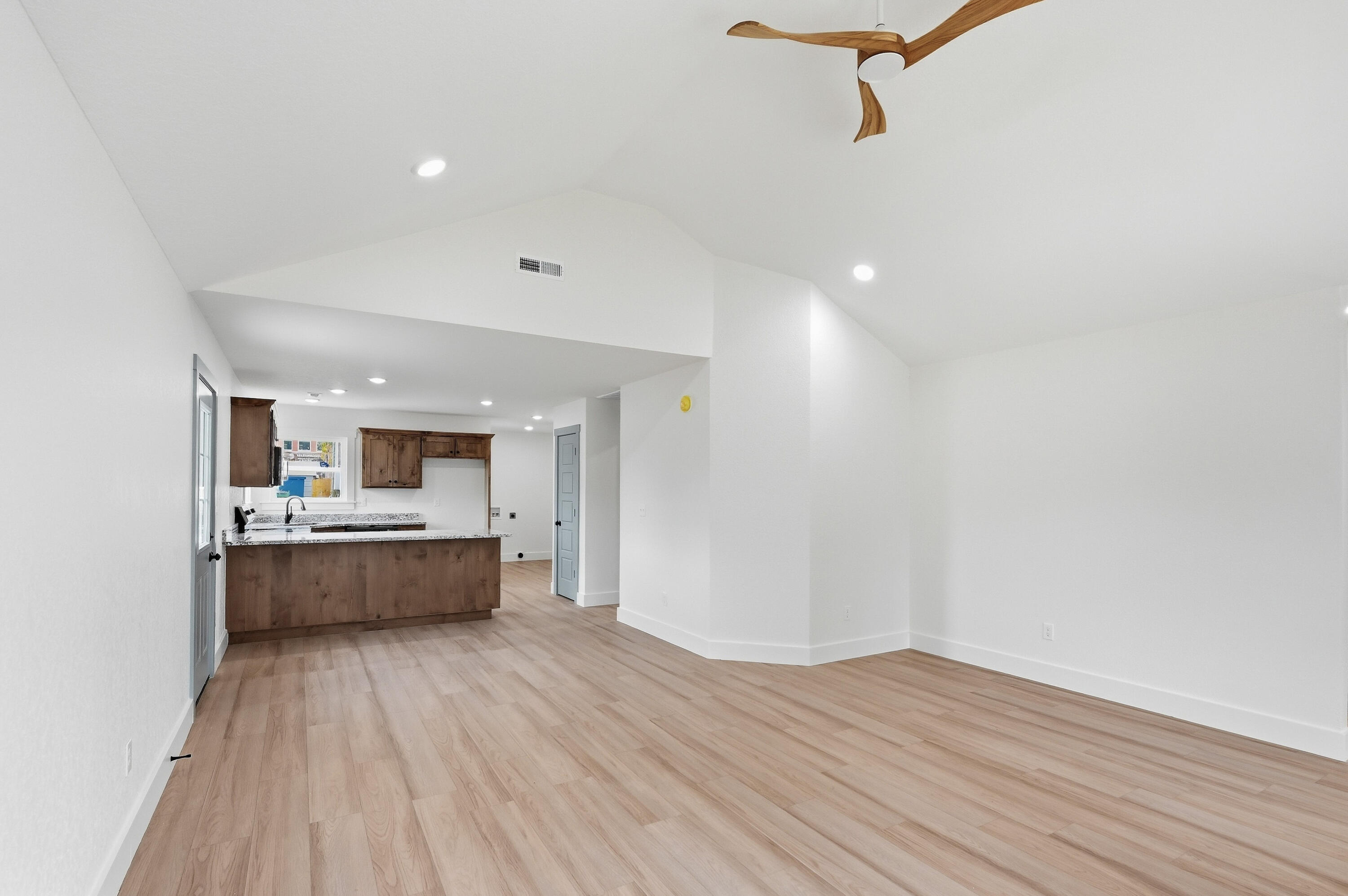 318 West Daugherty Street Property Photo 5