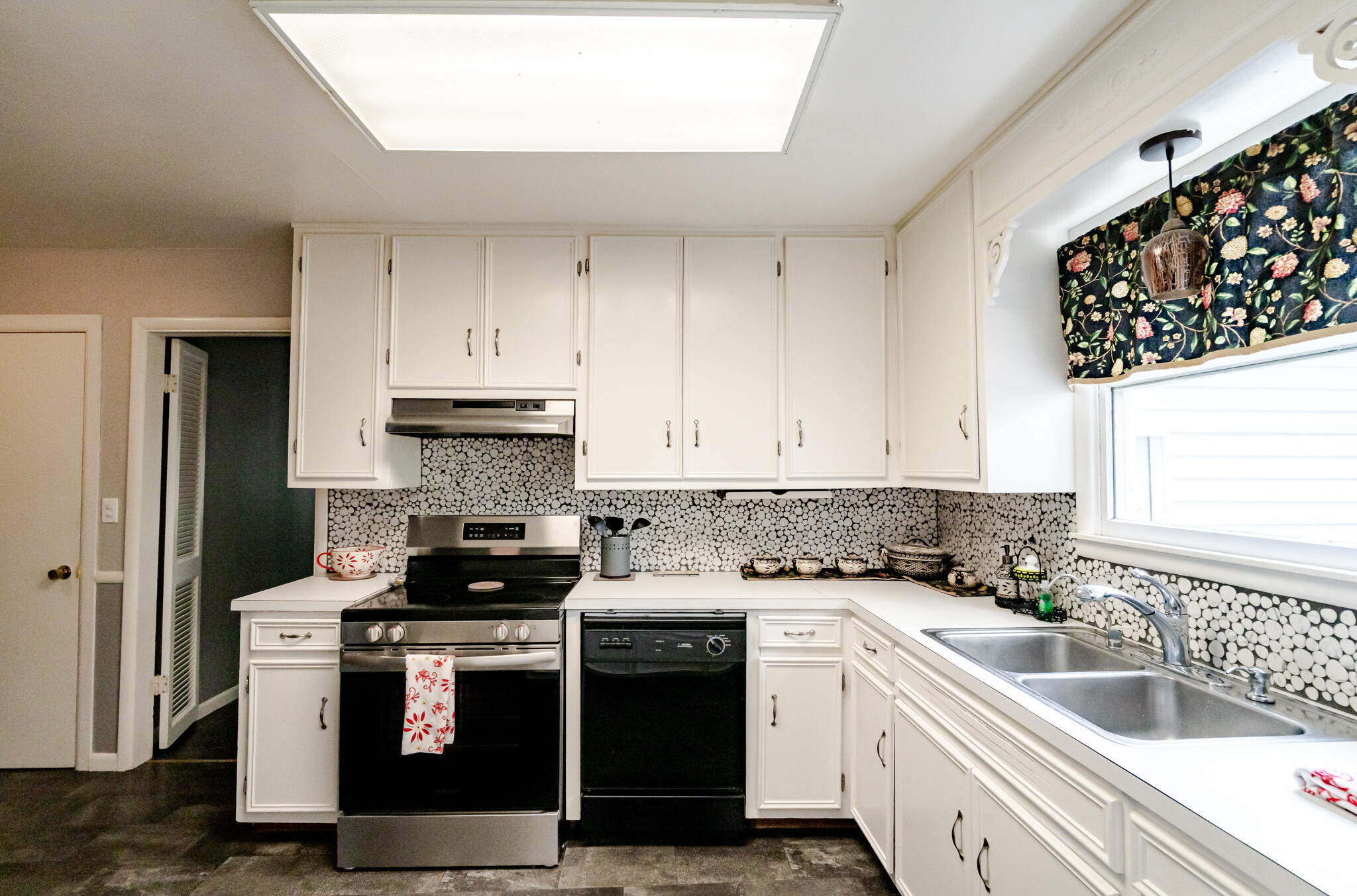 518 West College Street Property Photo 12