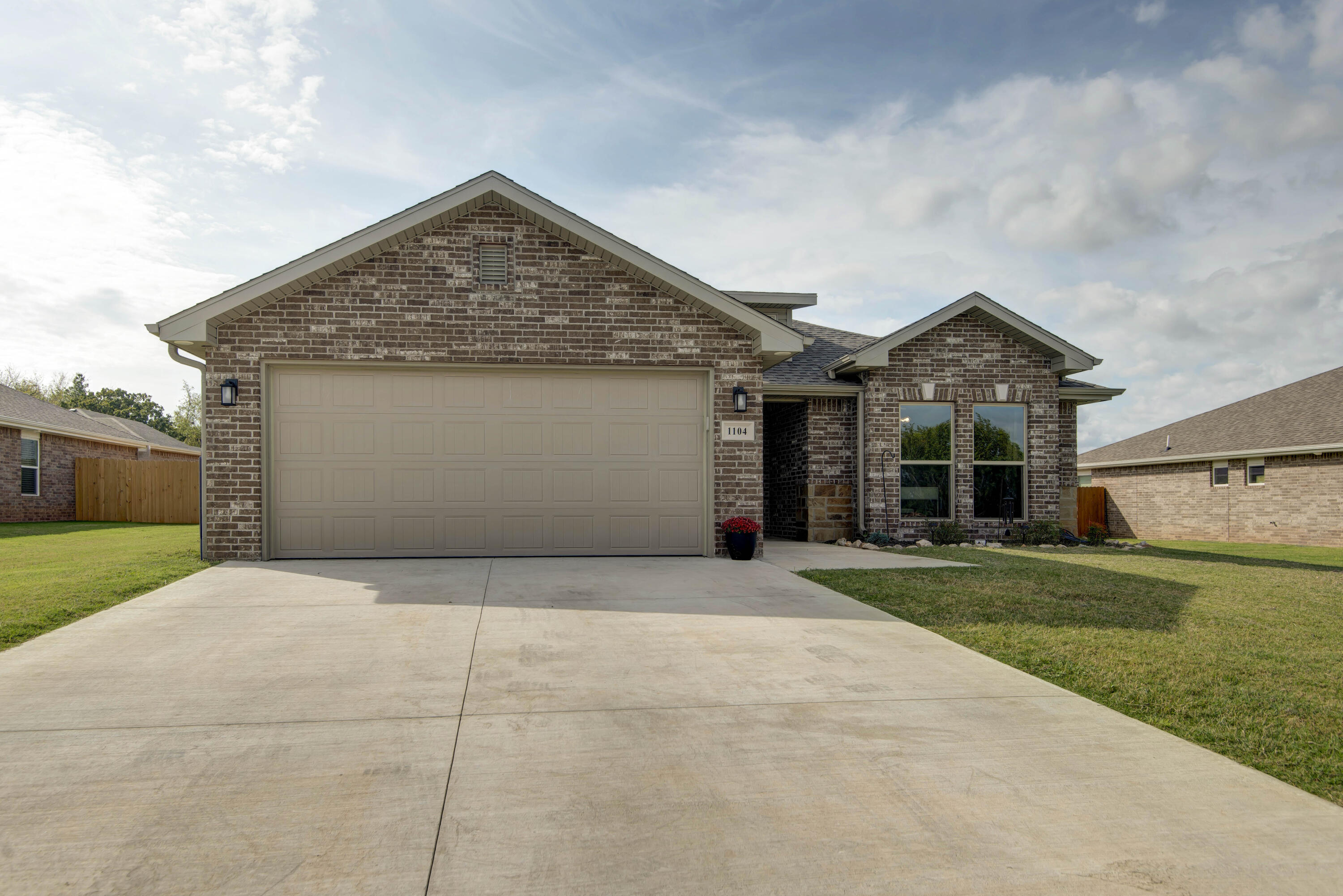 1104 West Pebblebrooke Drive Property Photo 17