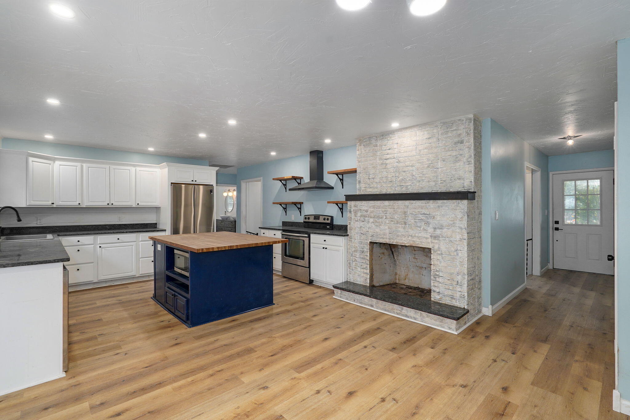 2141 South Oak Grove Avenue Property Photo 10