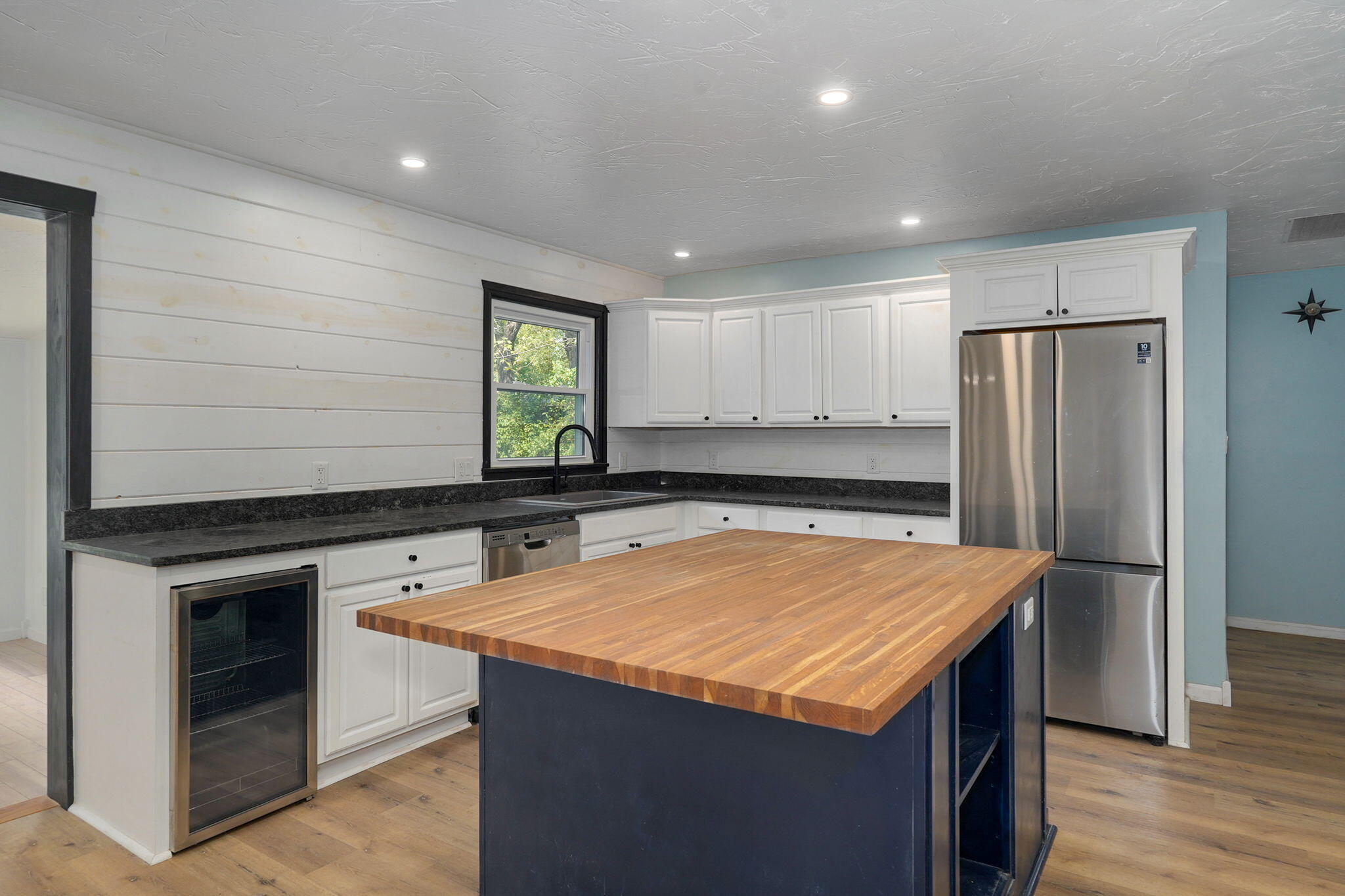 2141 South Oak Grove Avenue Property Photo 12