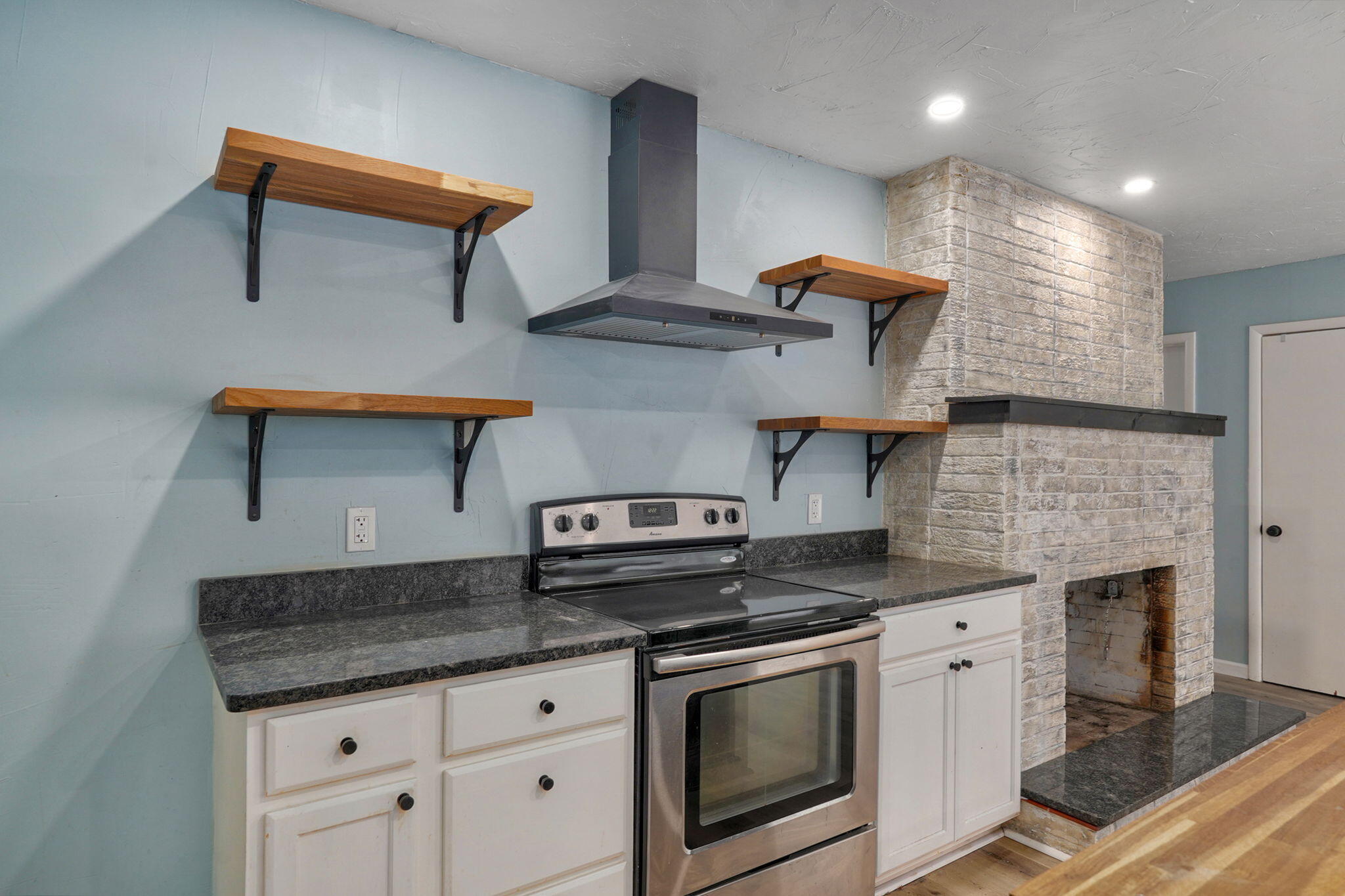 2141 South Oak Grove Avenue Property Photo 14