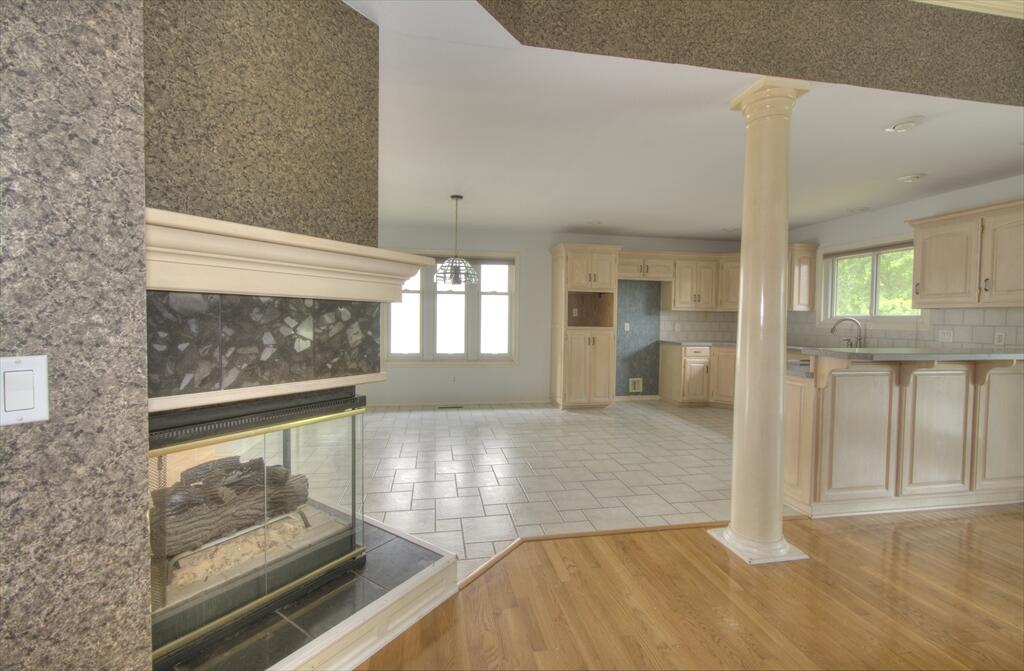 2525 North Meadowlake Drive Property Photo 5