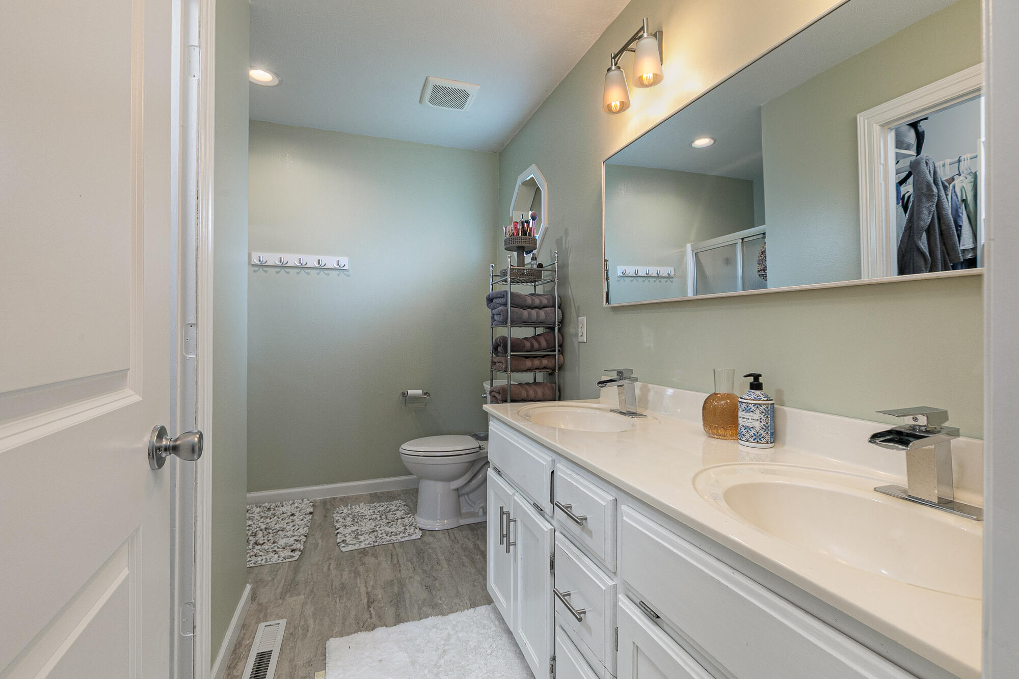 335 South Foster Avenue Property Photo 16