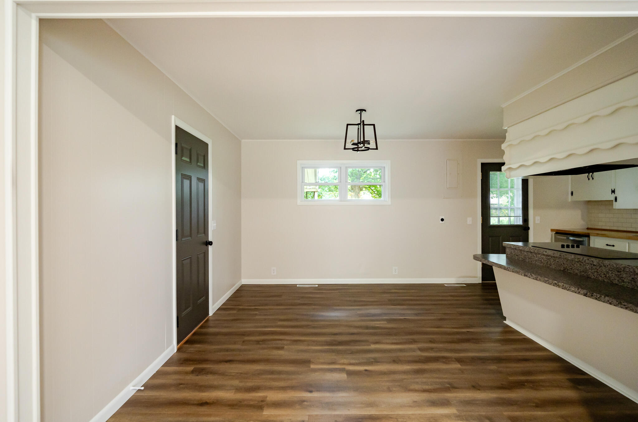 908 West Elm Street Property Photo 7