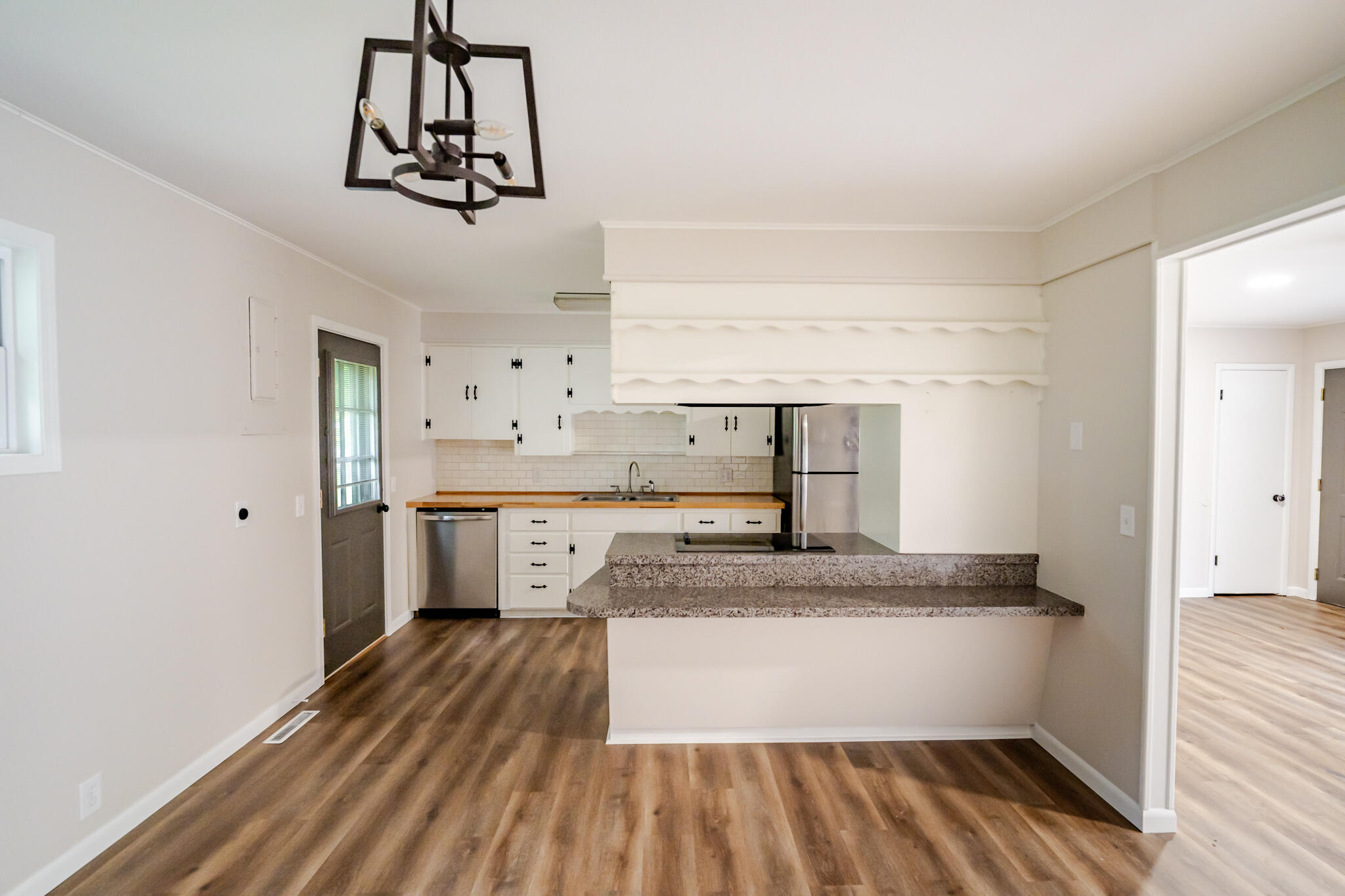 908 West Elm Street Property Photo 10