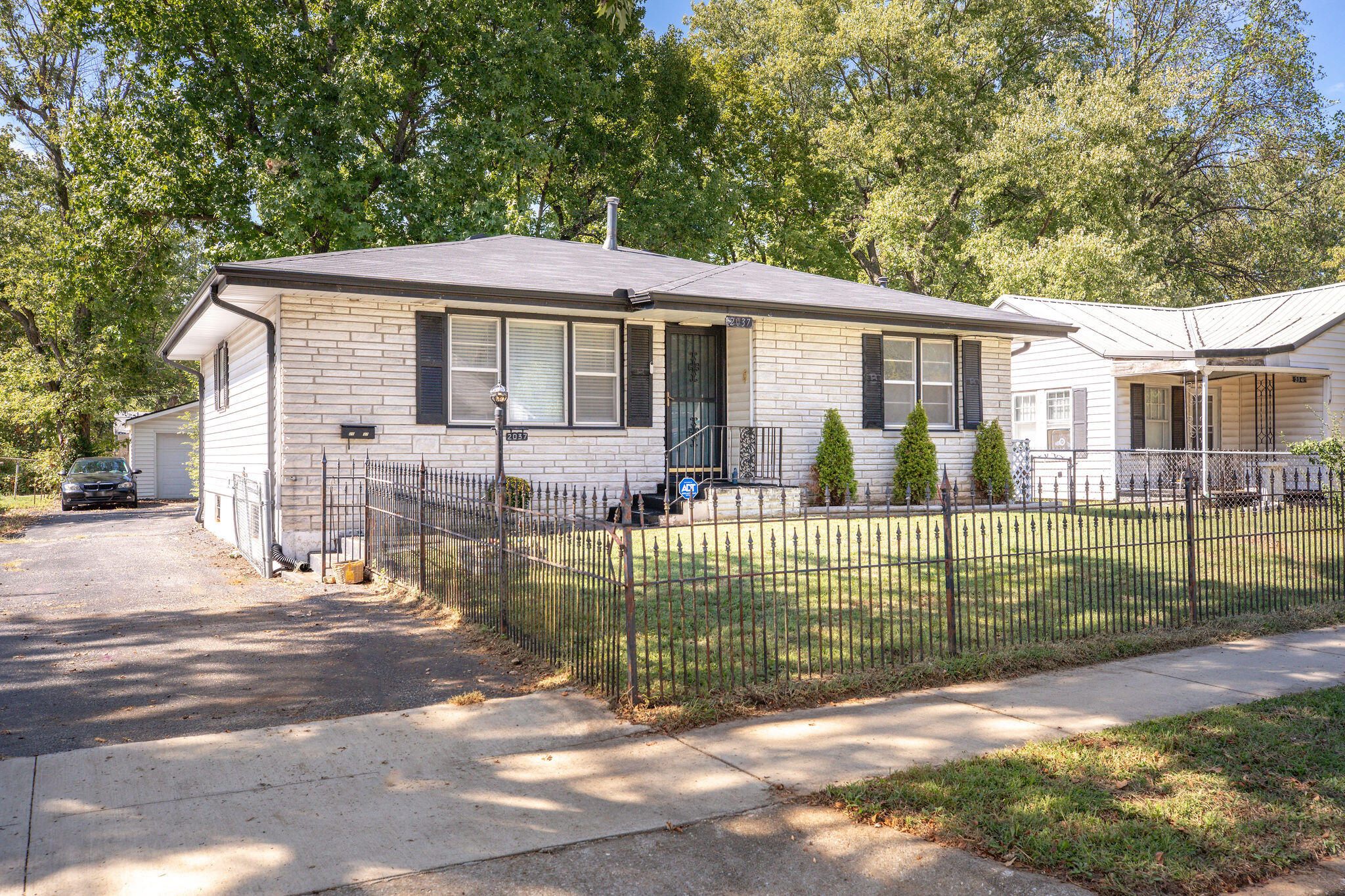 2037 North Weller Avenue Property Photo 2