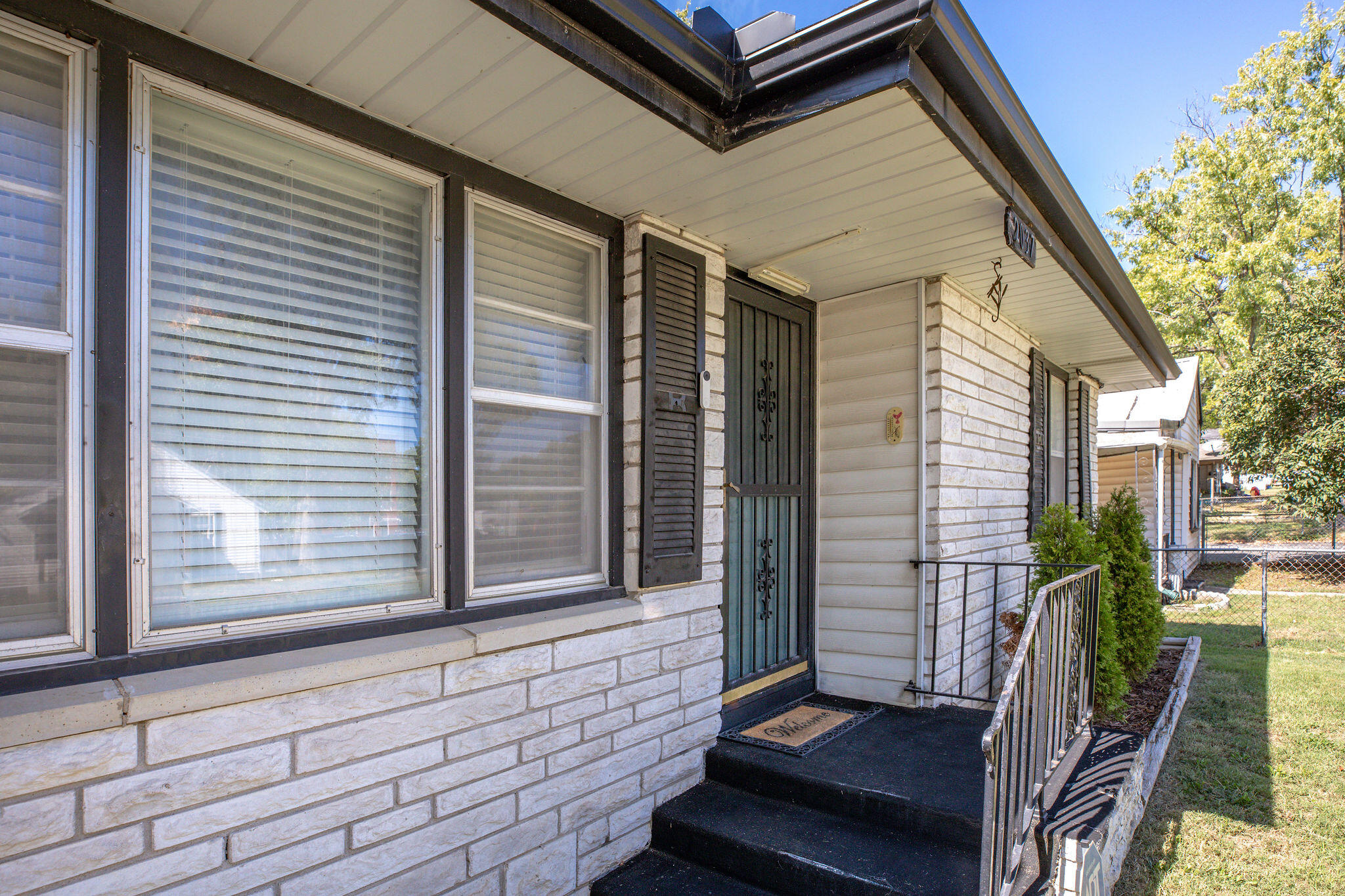 2037 North Weller Avenue Property Photo 3