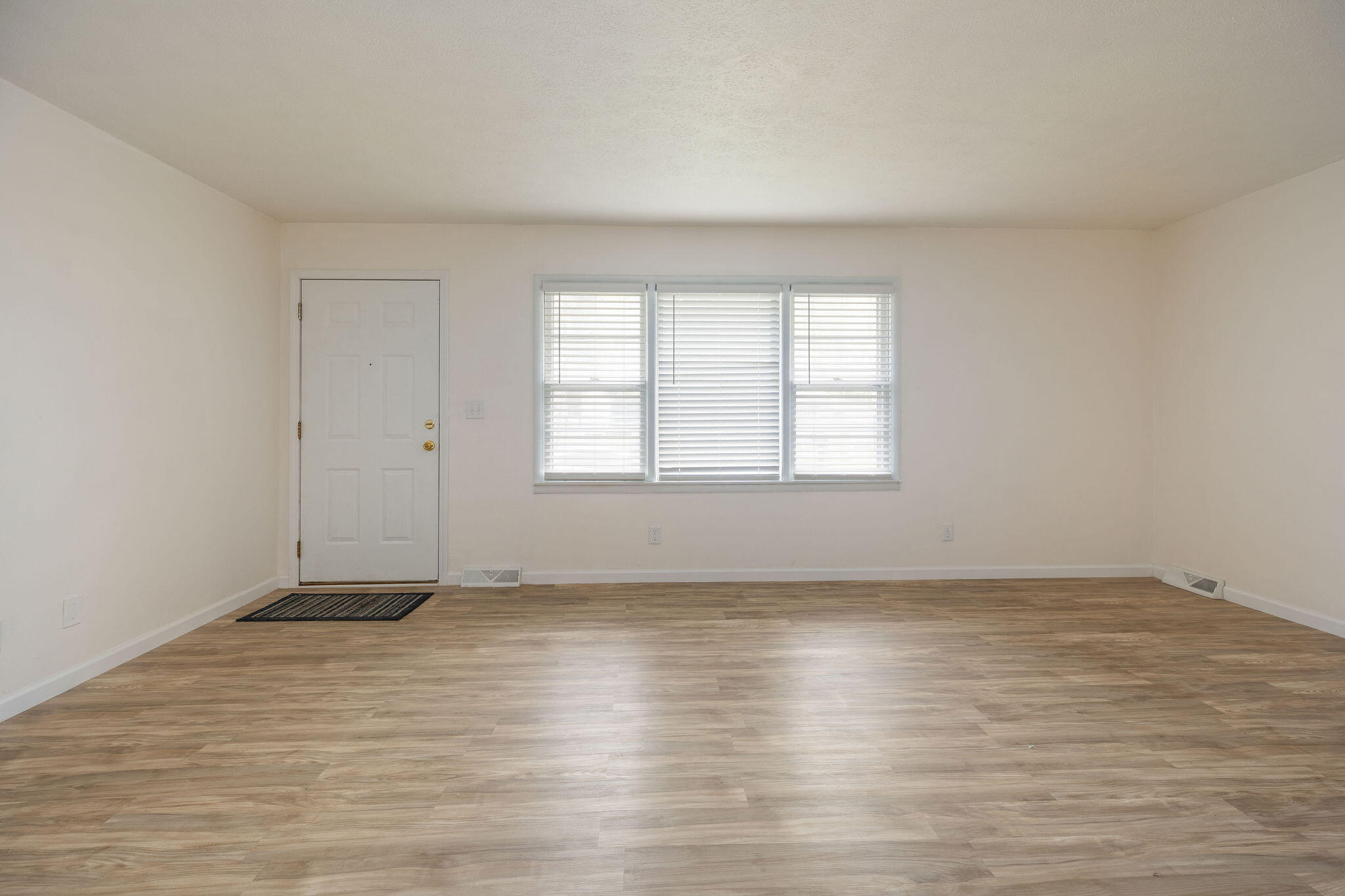 2037 North Weller Avenue Property Photo 7