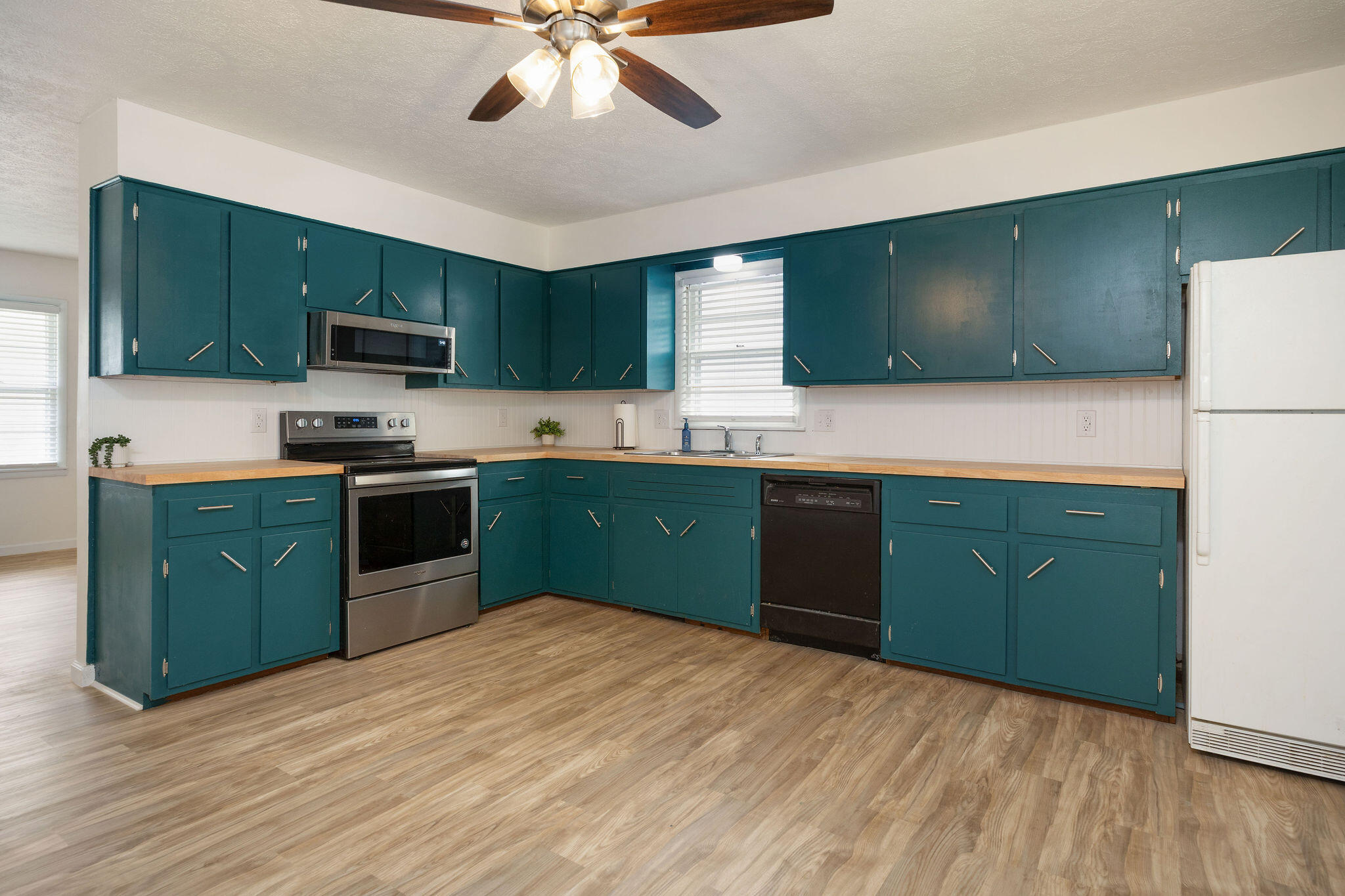 2037 North Weller Avenue Property Photo 10