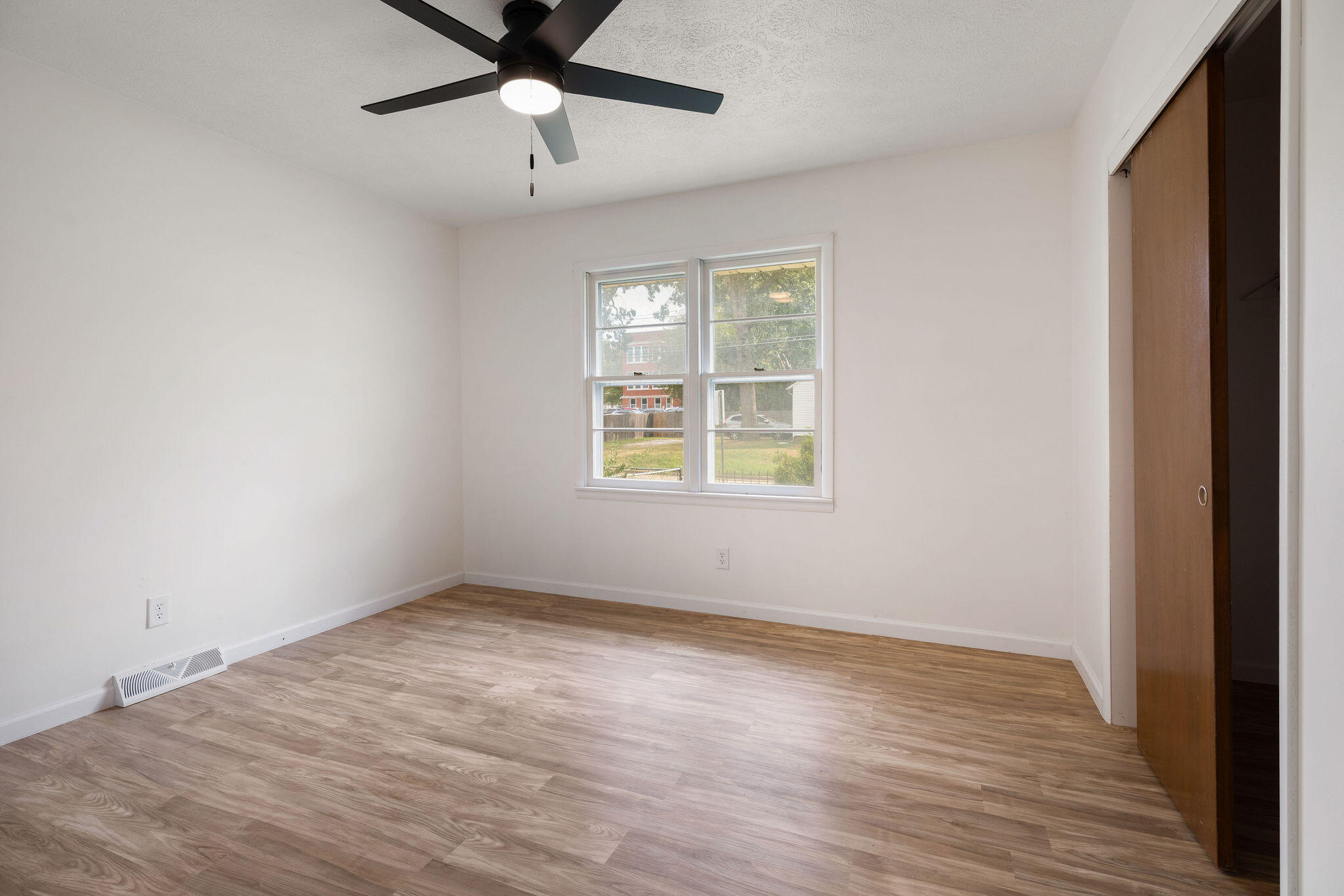 2037 North Weller Avenue Property Photo 12