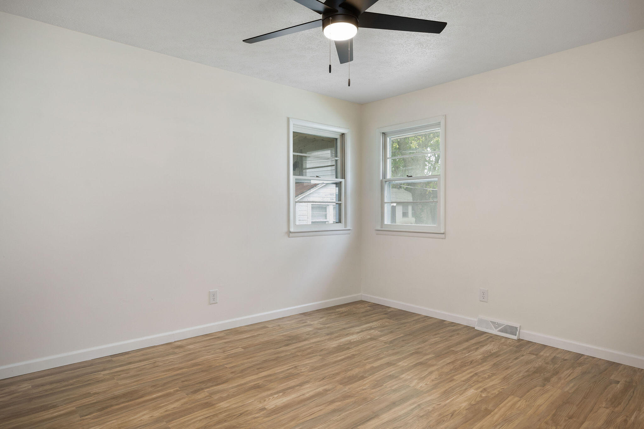 2037 North Weller Avenue Property Photo 15