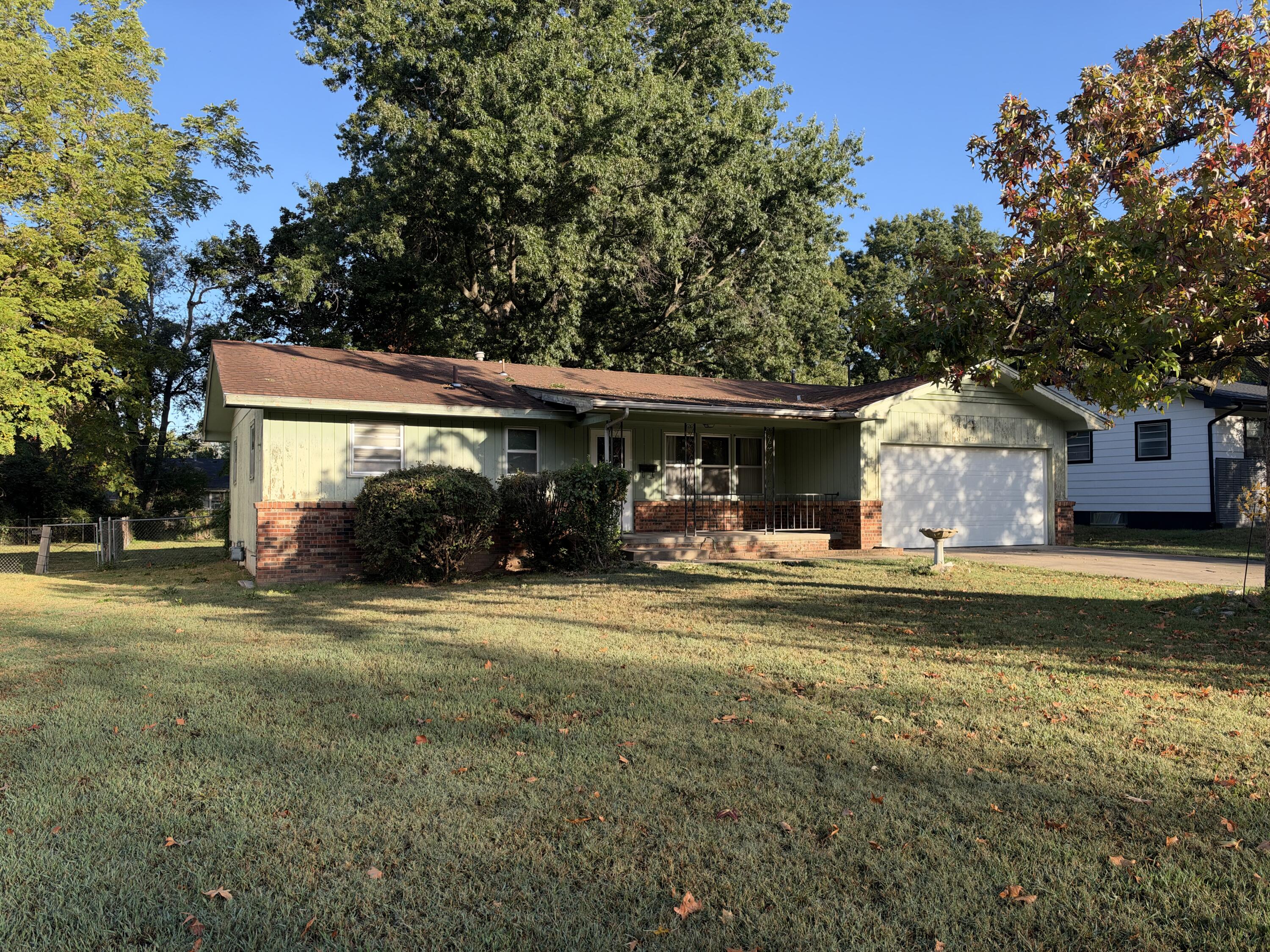 725 North Elmwood Avenue Property Photo 1