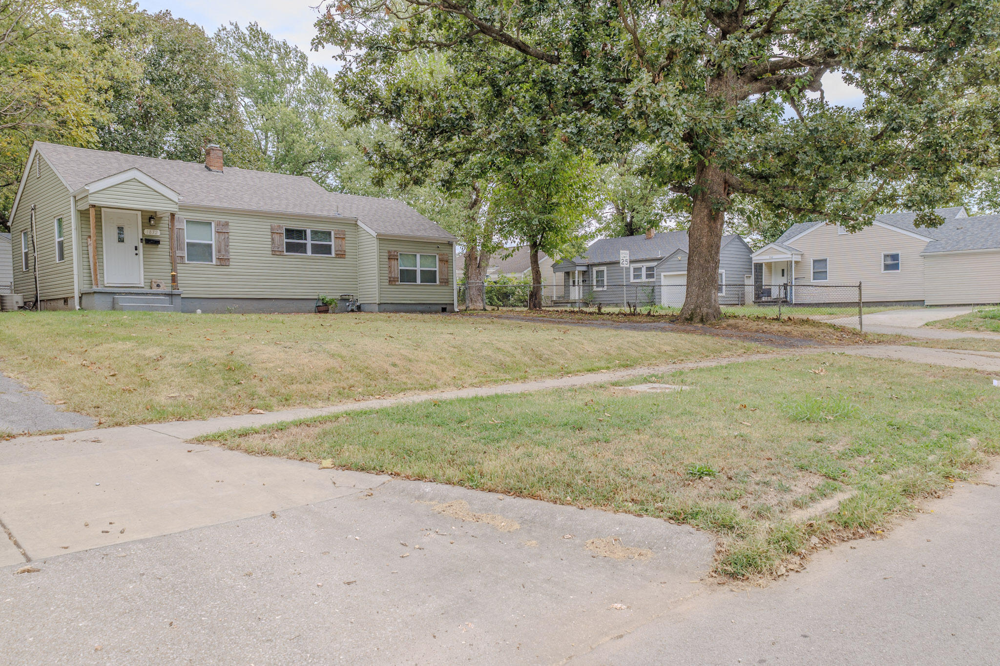 1872 North Broadway Avenue Property Photo 3