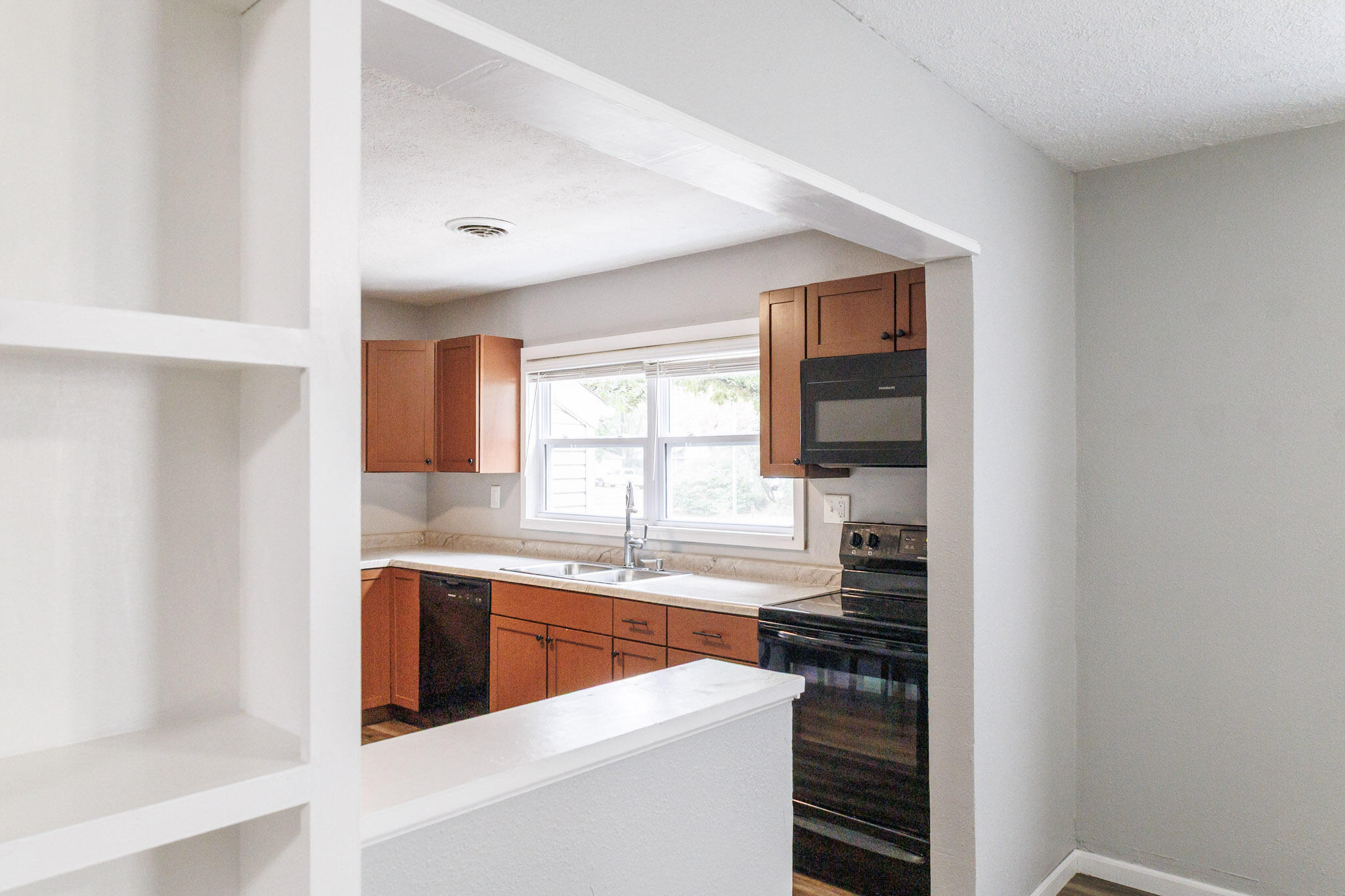 1872 North Broadway Avenue Property Photo 9