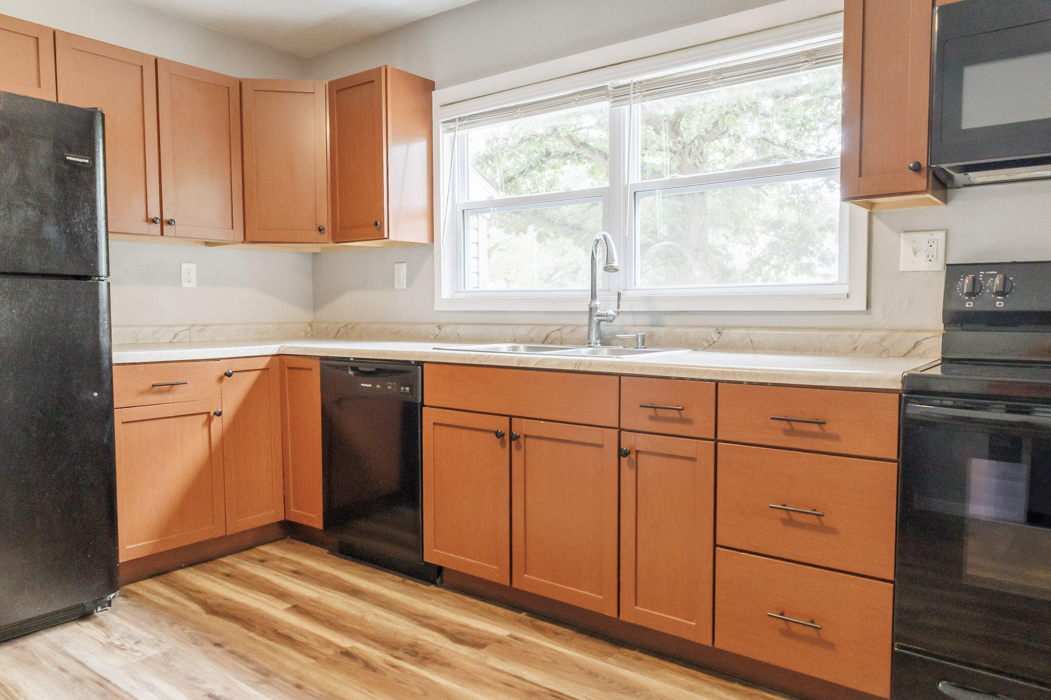 1872 North Broadway Avenue Property Photo 13