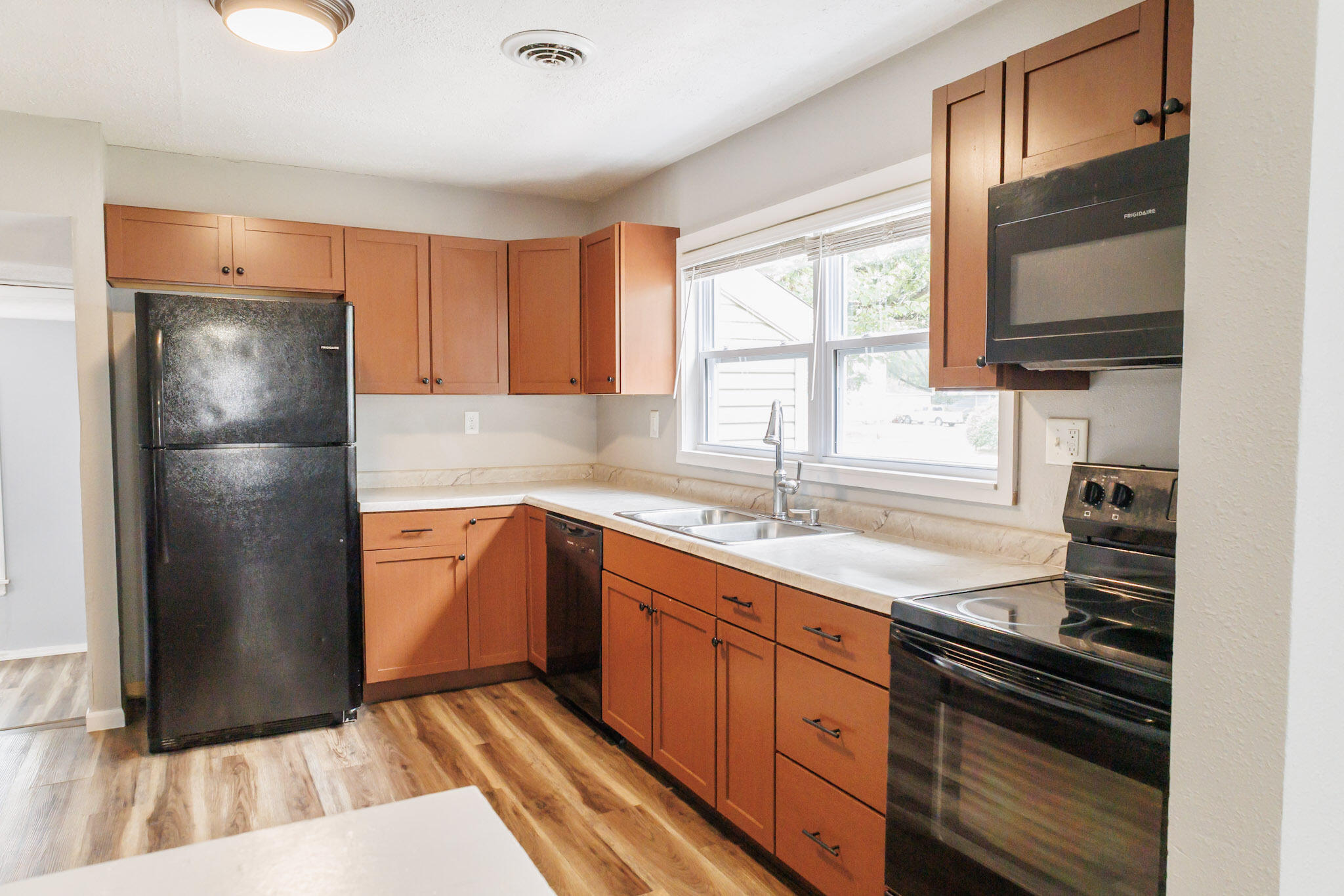 1872 North Broadway Avenue Property Photo 16