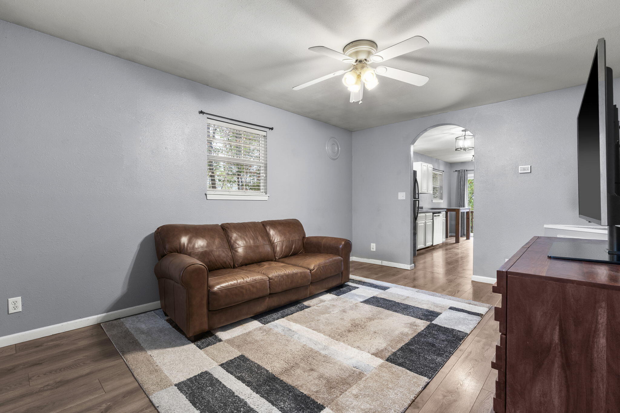 810 Knox Avenue Property Photo 4