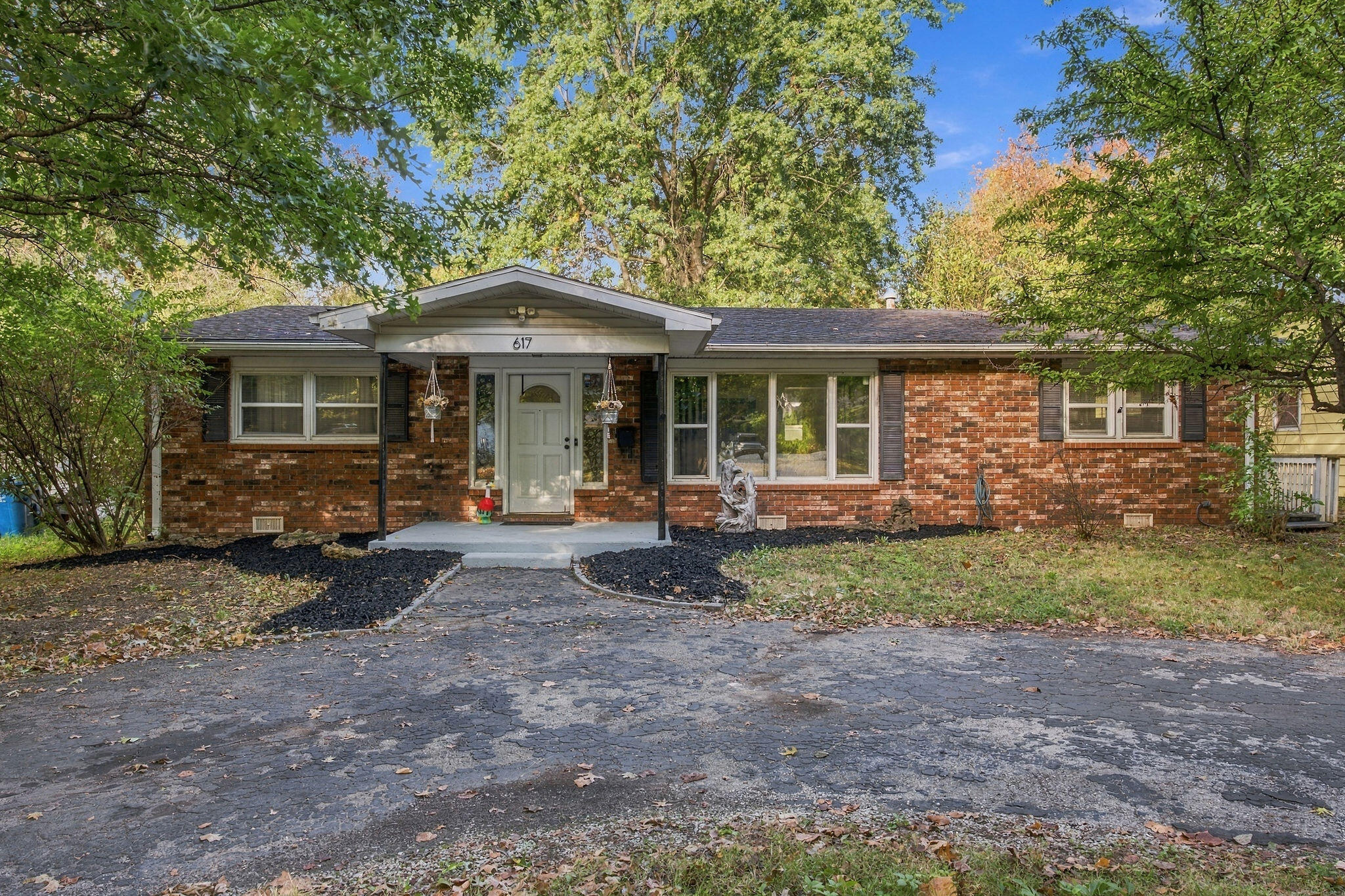 617 North Elmwood Avenue Property Photo 4