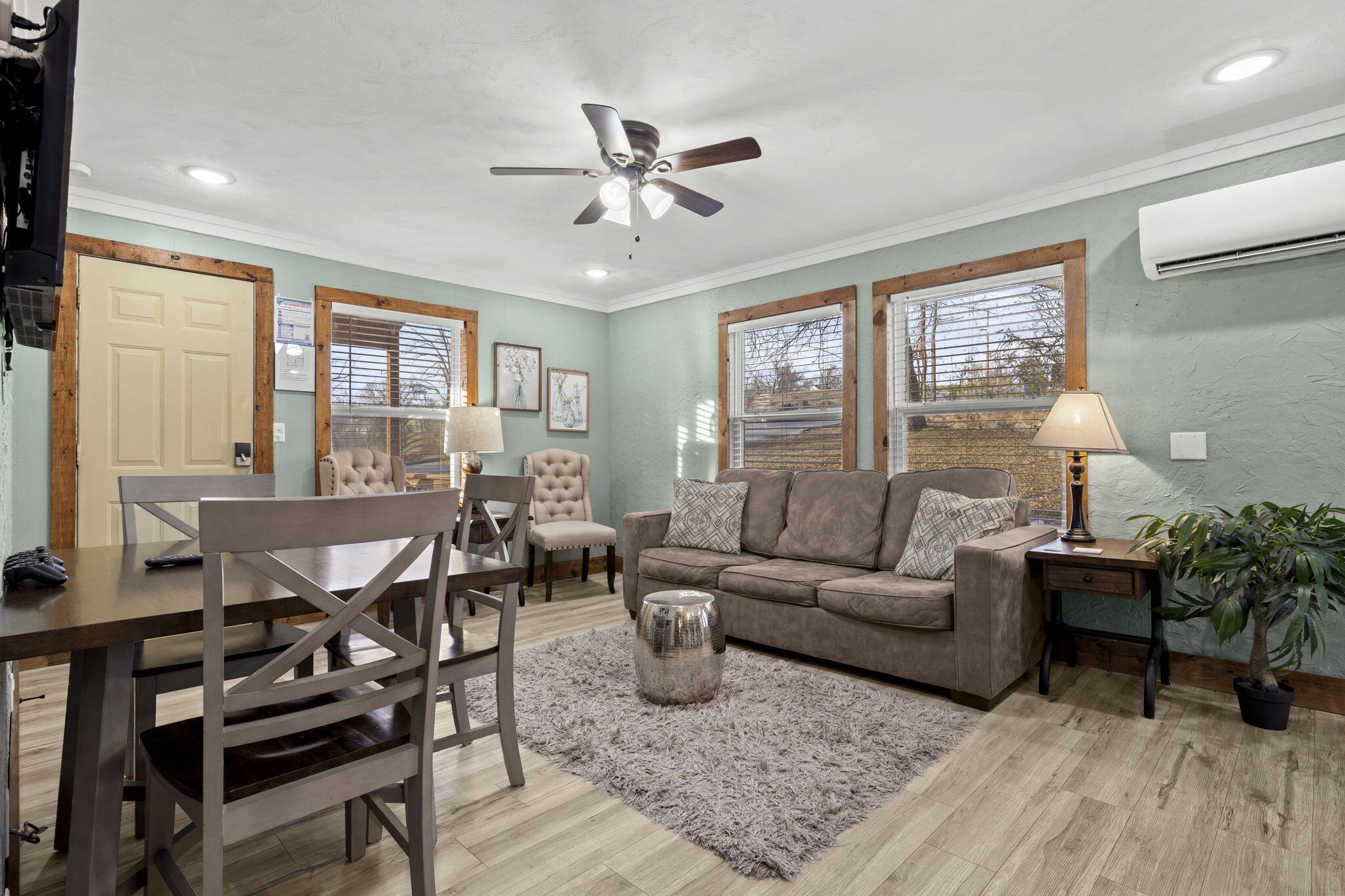 405 & 407 West College Street Property Photo 16