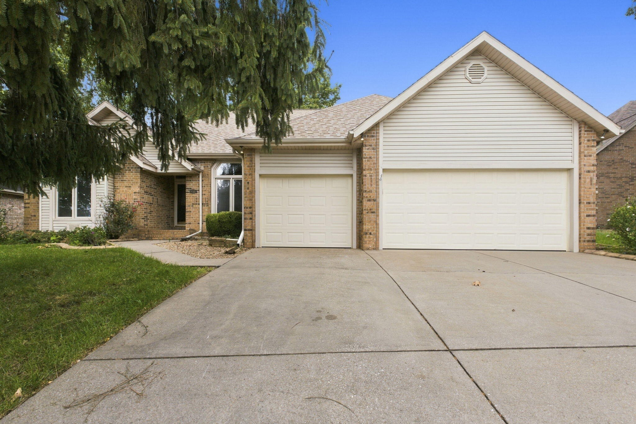 817 East Gaslight Drive Property Photo 2