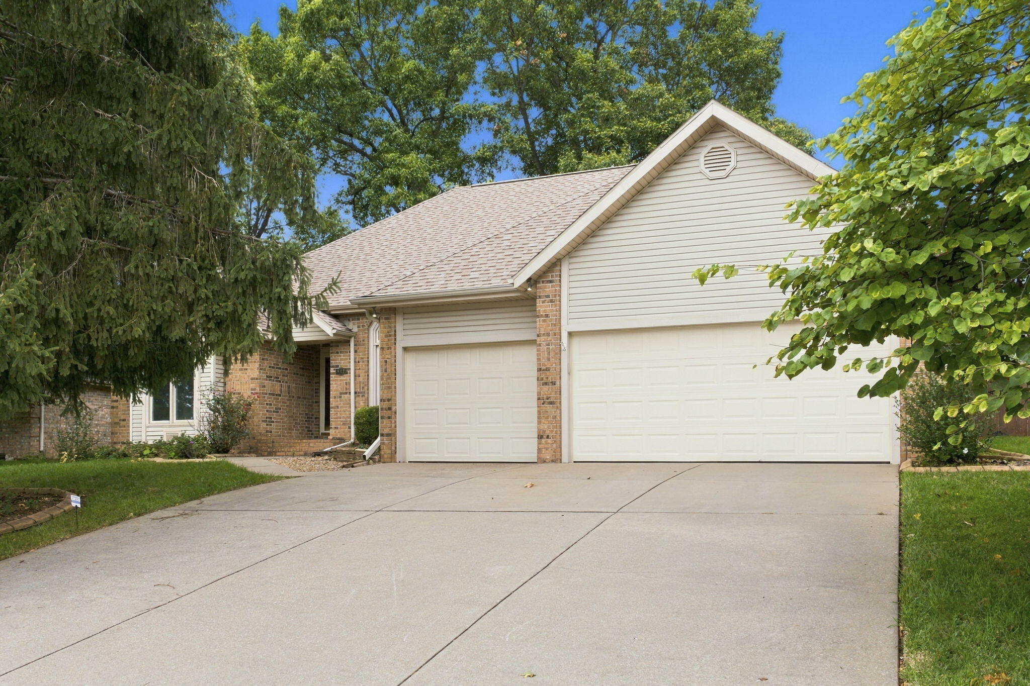 817 East Gaslight Drive Property Photo 3