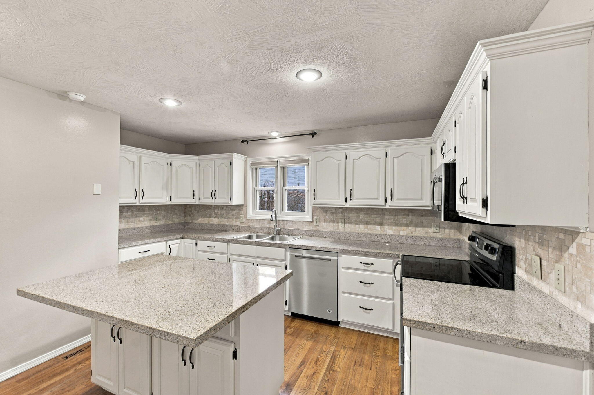 817 East Gaslight Drive Property Photo 4