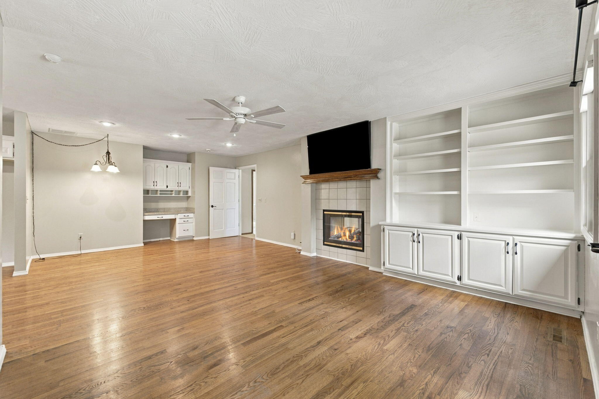 817 East Gaslight Drive Property Photo 7