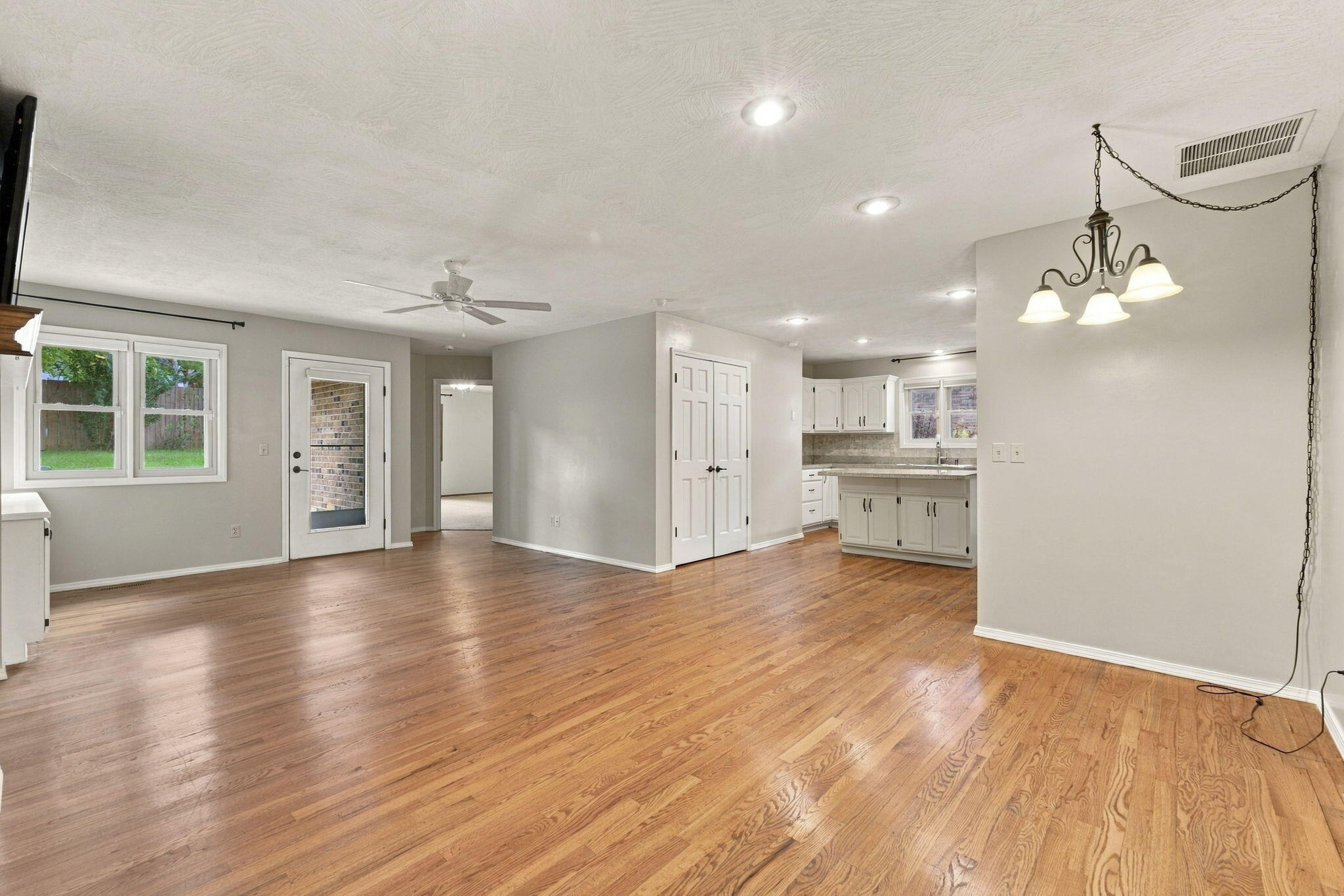 817 East Gaslight Drive Property Photo 8