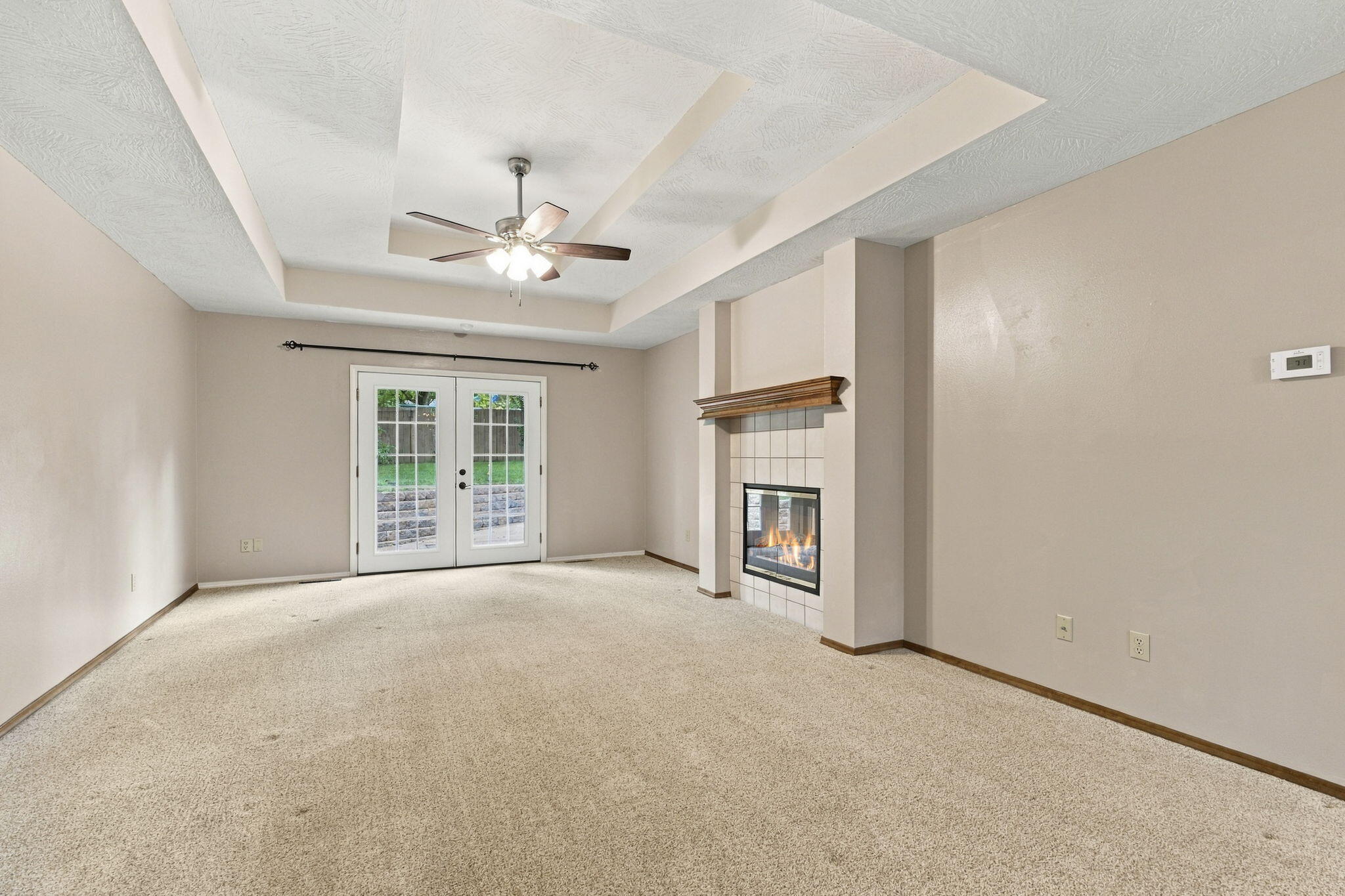 817 East Gaslight Drive Property Photo 9