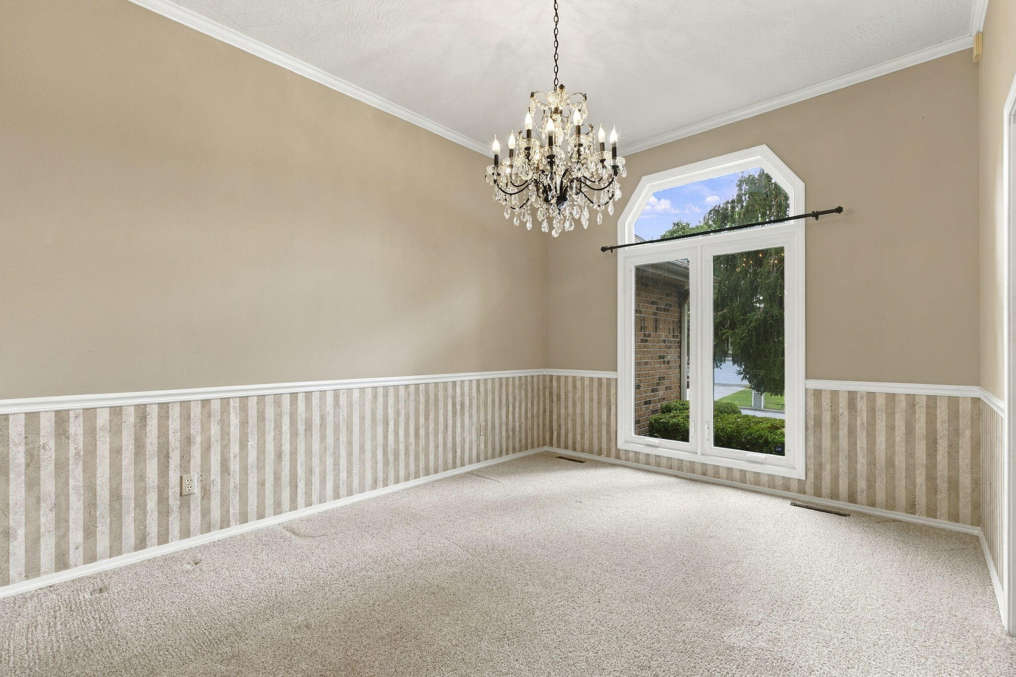 817 East Gaslight Drive Property Photo 10