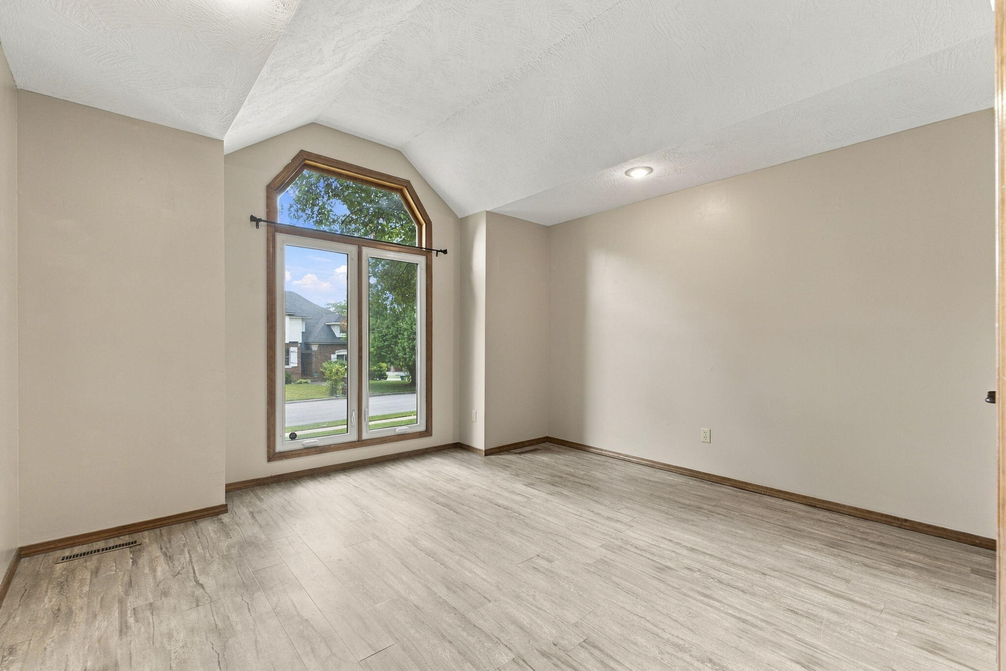 817 East Gaslight Drive Property Photo 15